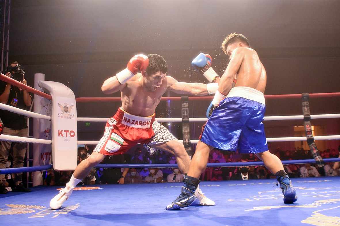 Võ sĩ hạng 3 WBO thế giới Olimjon Nazarov (trái) đánh bại đối thủ người Philippines Jerome Baloro, bảo vệ thành công đại vô địch WBO châu Á.