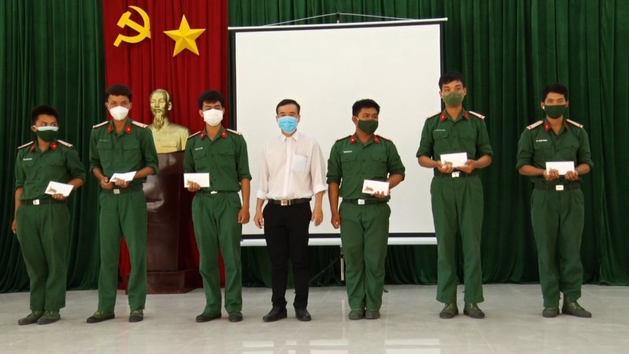 Ông Huỳnh Minh, Chủ tịch Ủy ban MTTQVN huyện Long Điền tặng quà các chiến sĩ mới huyện Long Điền tại Trung đoàn Minh Đạm.