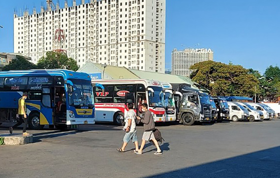 Xe khách đang chờ chở khách tại bến xe Vũng Tàu.