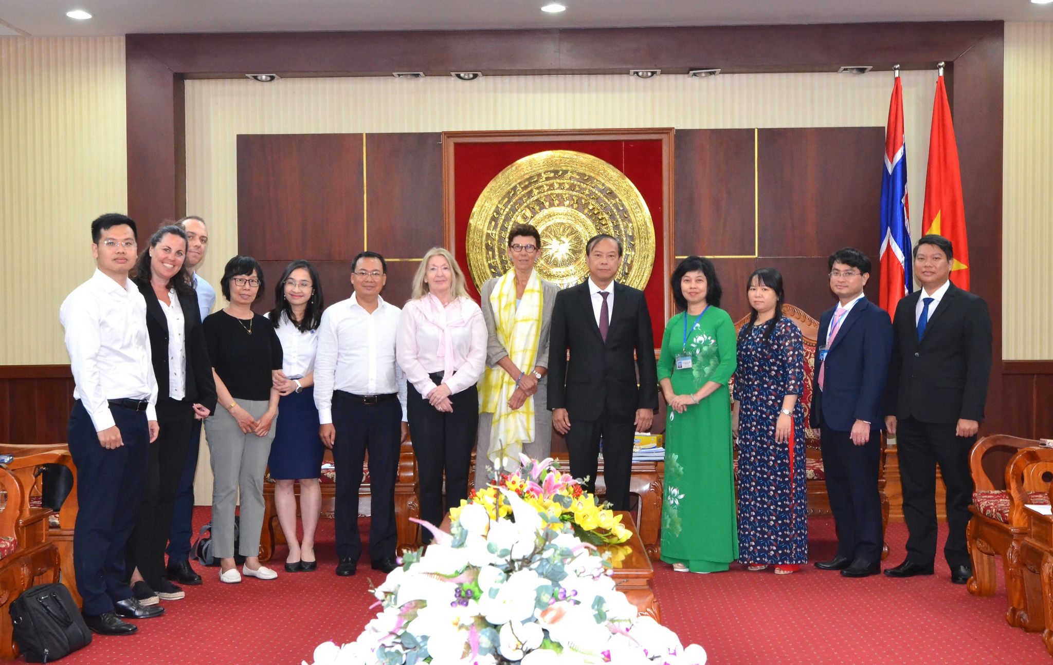 Các đại biểu chụp hình lưu niệm tại buổi tiếp và làm việc với bà Grete Lochen, Đại sứ Đặc mệnh Toàn quyền của Vương quốc Na Uy tại Việt Nam.