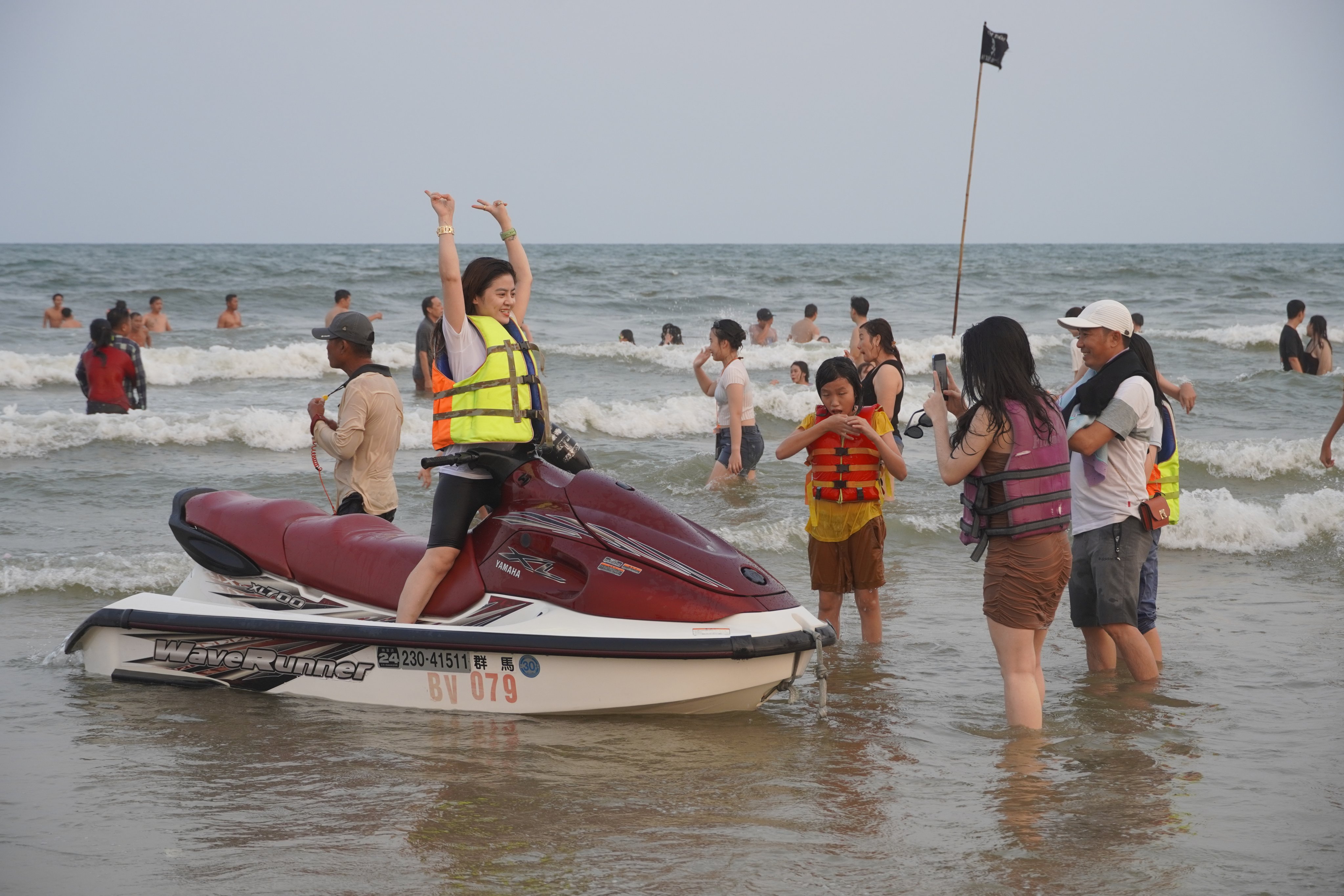 Du khách vui chơi tại Bãi Sau, TP. Vũng Tàu. Ảnh: Đăng Khoa