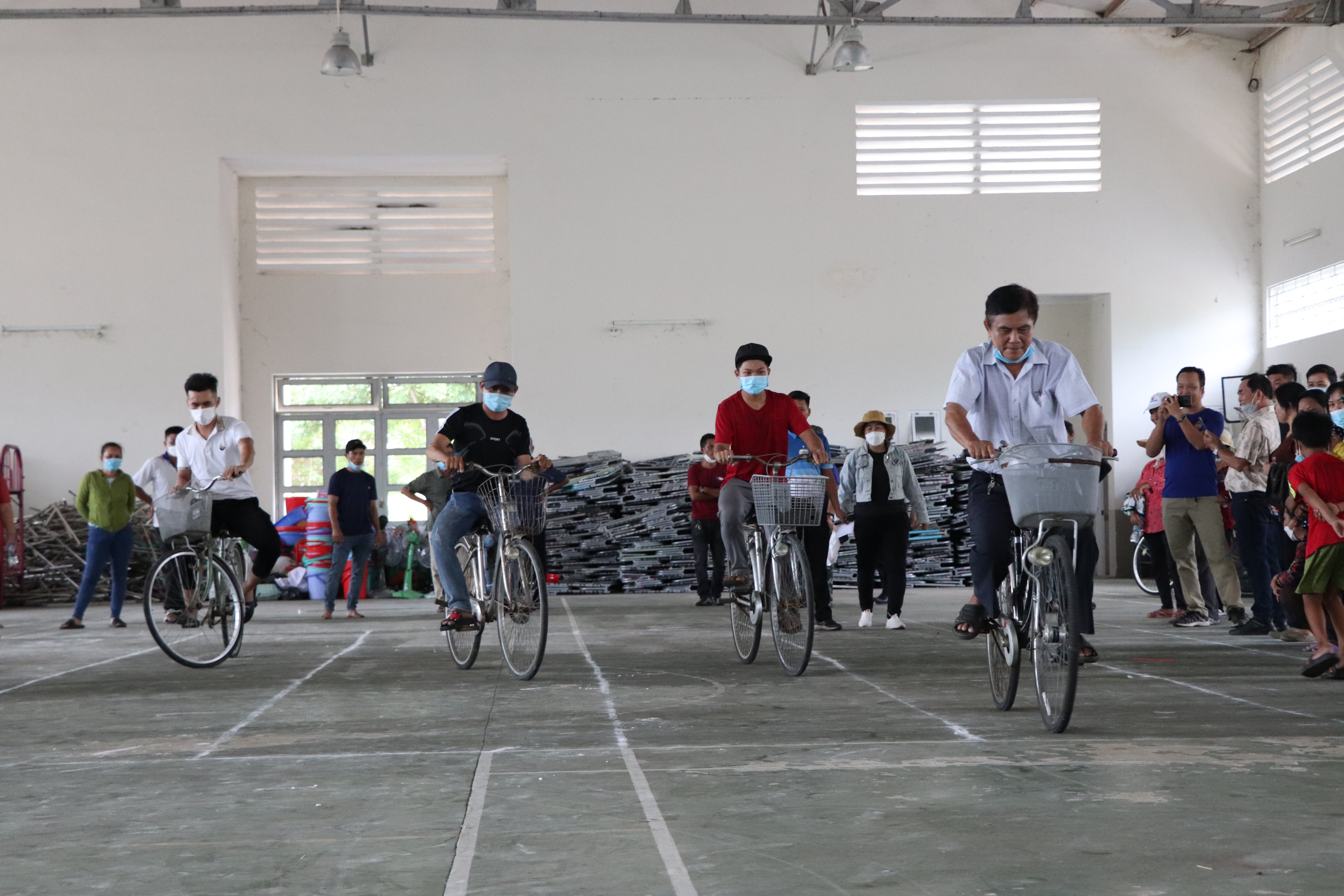 Các VĐV nam tham gia môn thi đua xe đạp chậm.