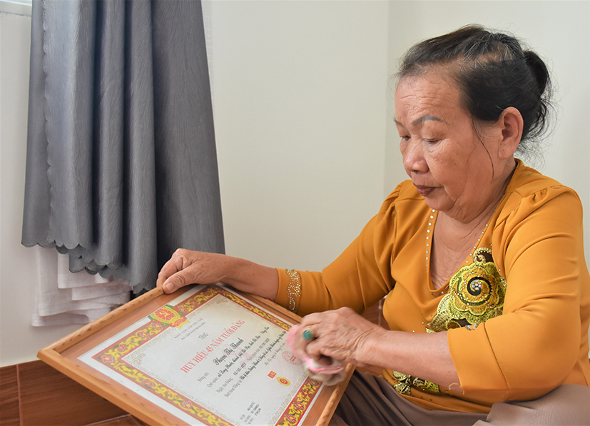 CCB Phạm Thị Thanh (thôn Quảng Thành 2, xã Nghĩa Thành) luôn nâng niu, trân trọng những phần thưởng mà Đảng, Nhà nước dành tặng cho quá trình tham gia kháng chiến.