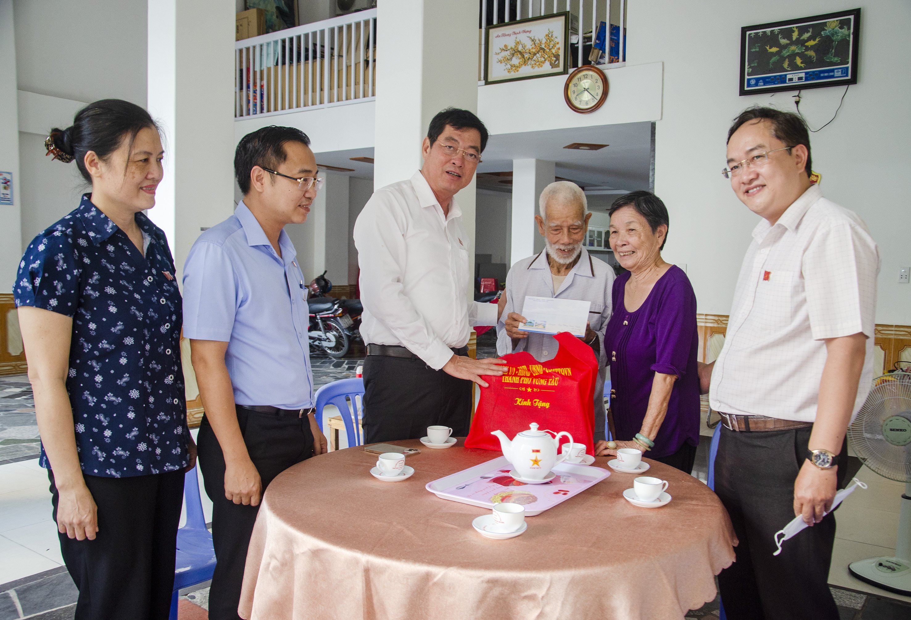 Ông Trần Đình Khoa, Bí thư Thành ủy Vũng Tàu thăm, tặng quà gia đình ông Hoàng Trung Thành, người hoạt động kháng chiến (phường 2, TP. Vũng Tàu).