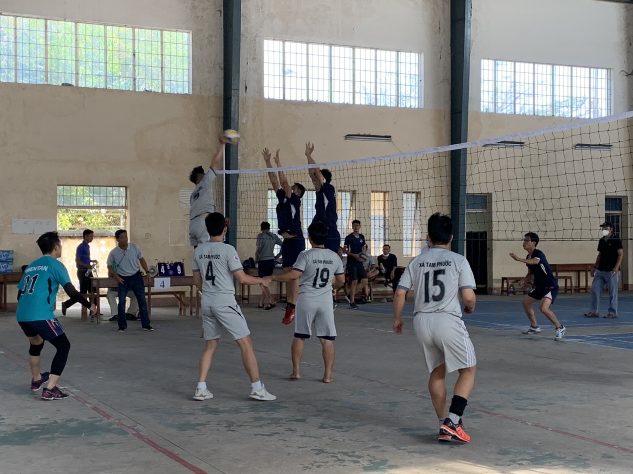 Trận đấu giữa đội xã Tam Phước và Phòng Giáo dục-Đào tạo huyện Long Điền.