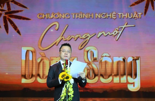 Phó Trưởng Ban Tuyên giáo Trung ương, Chủ tịch Hội Nhà báo Việt Nam, Tổng Biên tập Báo Nhân Dân Lê Quốc Minh phát biểu tại Chương trình nghệ thuật đặc biệt “Chung một dòng sông”.