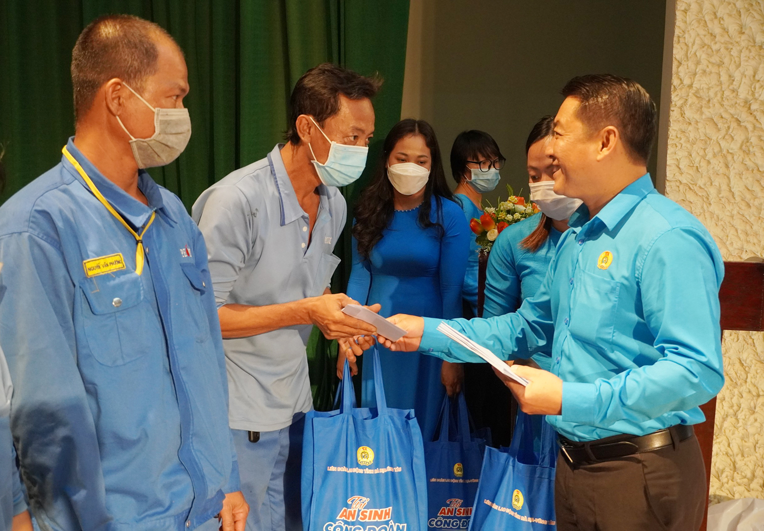 Nhiều phần quà với tổng kinh phí 500 triệu đồng sẽ được trao cho công nhân lao động trong 