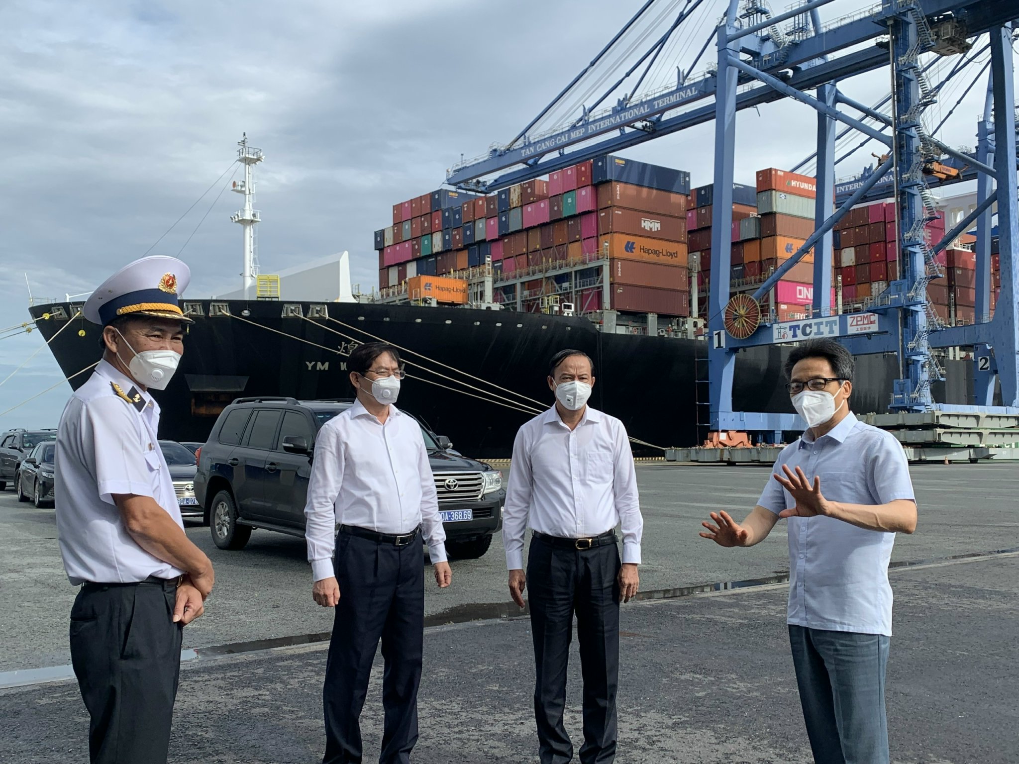 Phó Thủ tướng Chính phủ Vũ Đức Đam cùng lãnh đạo tỉnh kiểm tra công tác phòng, chống dịch COVID-19 tại Cảng Quốc tế Tân Cảng Cái Mép ngày 25/7/2021. Ảnh: TRẦN NGA