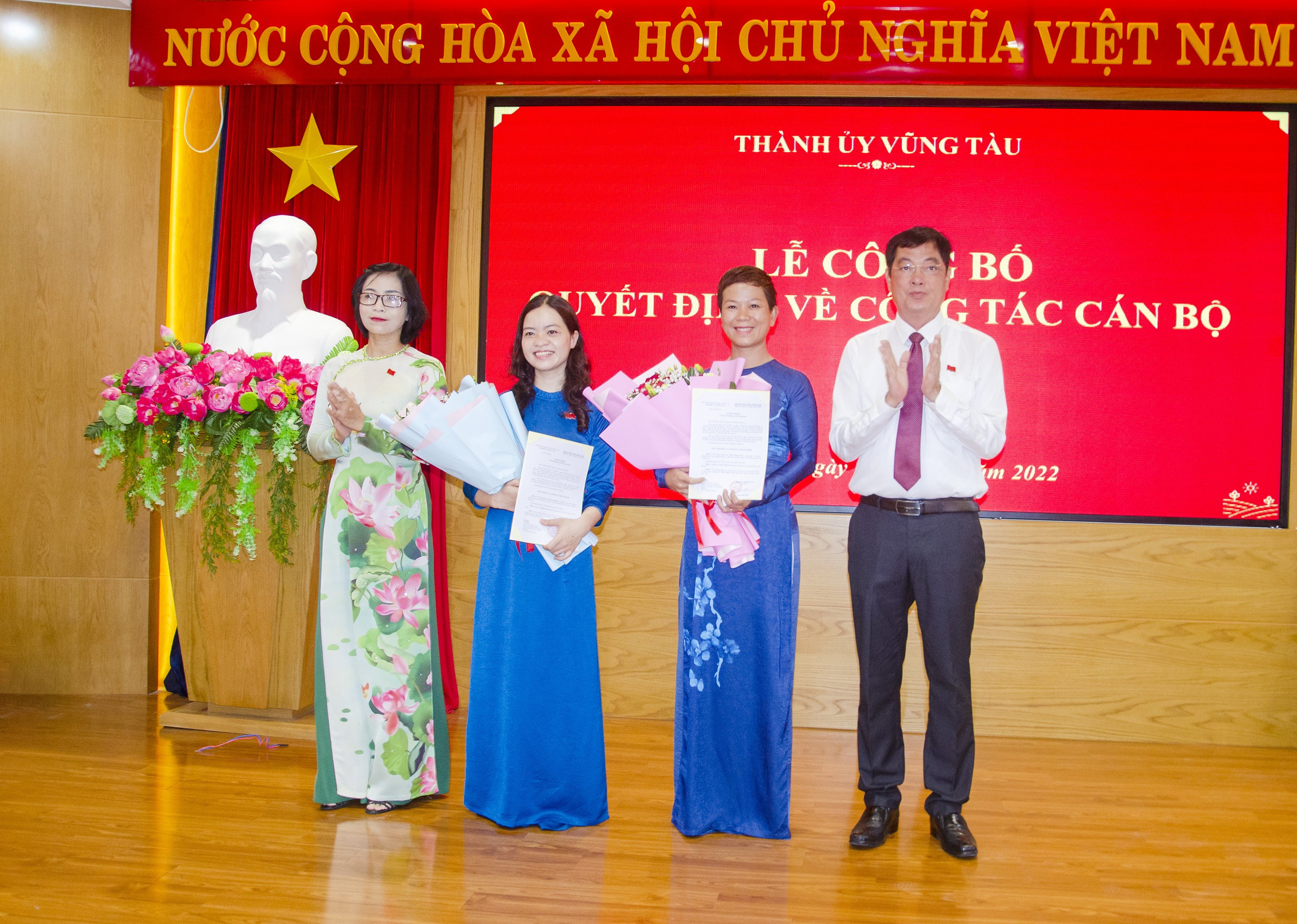 Ông Trần Đình Khoa, Ủy viên Ban Thường vụ Tỉnh ủy, Bí thư Thành ủy Vũng Tàu và bà Lê Thị Thanh Bình, Phó Bí thư Thường trực Thành ủy Vũng Tàu, trao quyết định của Ban Thường vụ Thành ủy về việc bổ nhiệm đối với các chức danh lãnh đạo, quản lý khối Đảng.