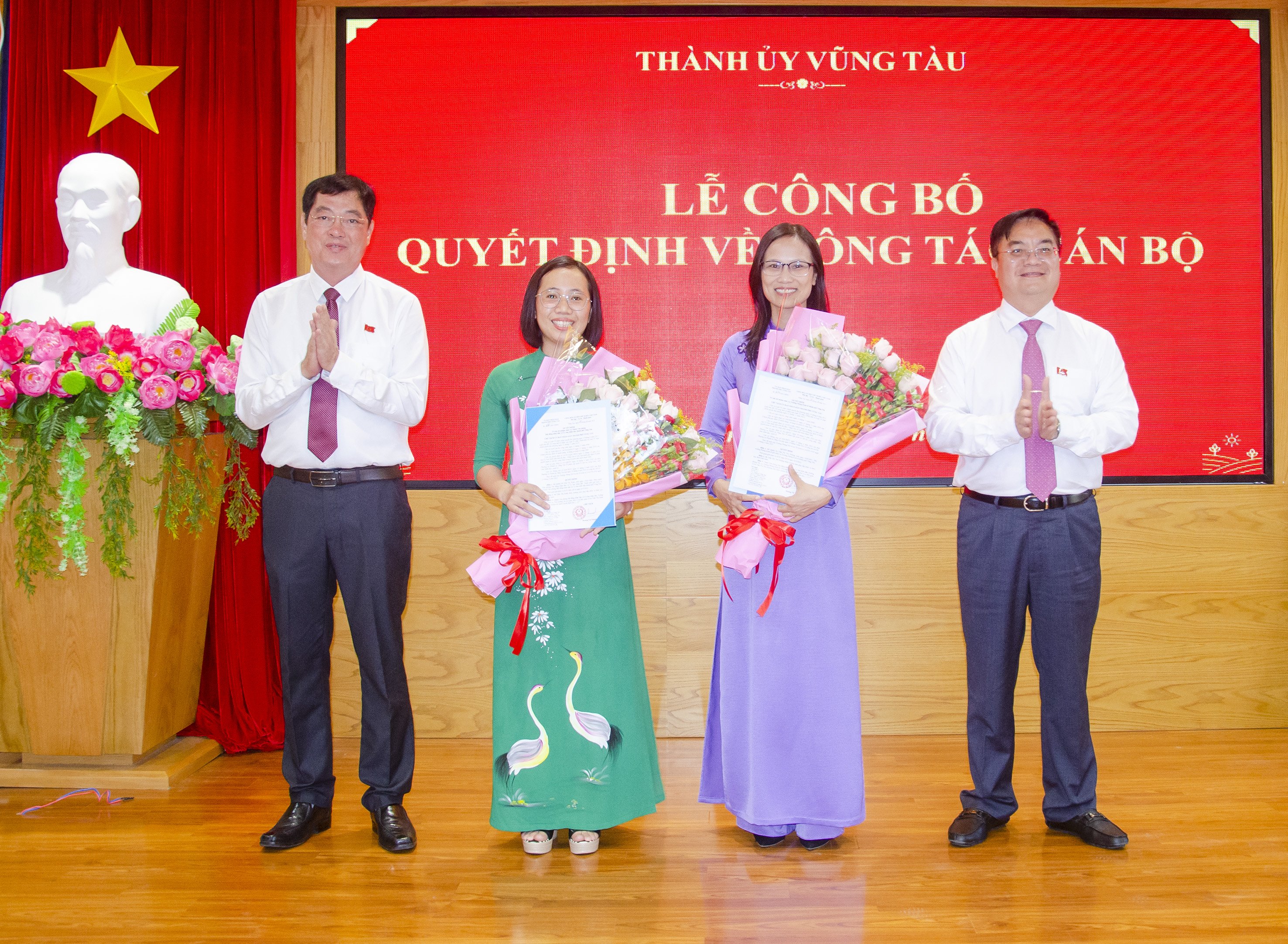 Lãnh đạo TP. Vũng Tàu trao các quyết định bổ nhiệm và tặng hoa chúc mừng bà Trần Thị Thu Hường, giữ chức Trưởng Phòng Kinh tế TP. Vũng Tàu và bà Trần Thị Xuân, giữ chức Chánh Văn phòng HĐND và UBND TP. Vũng Tàu.
