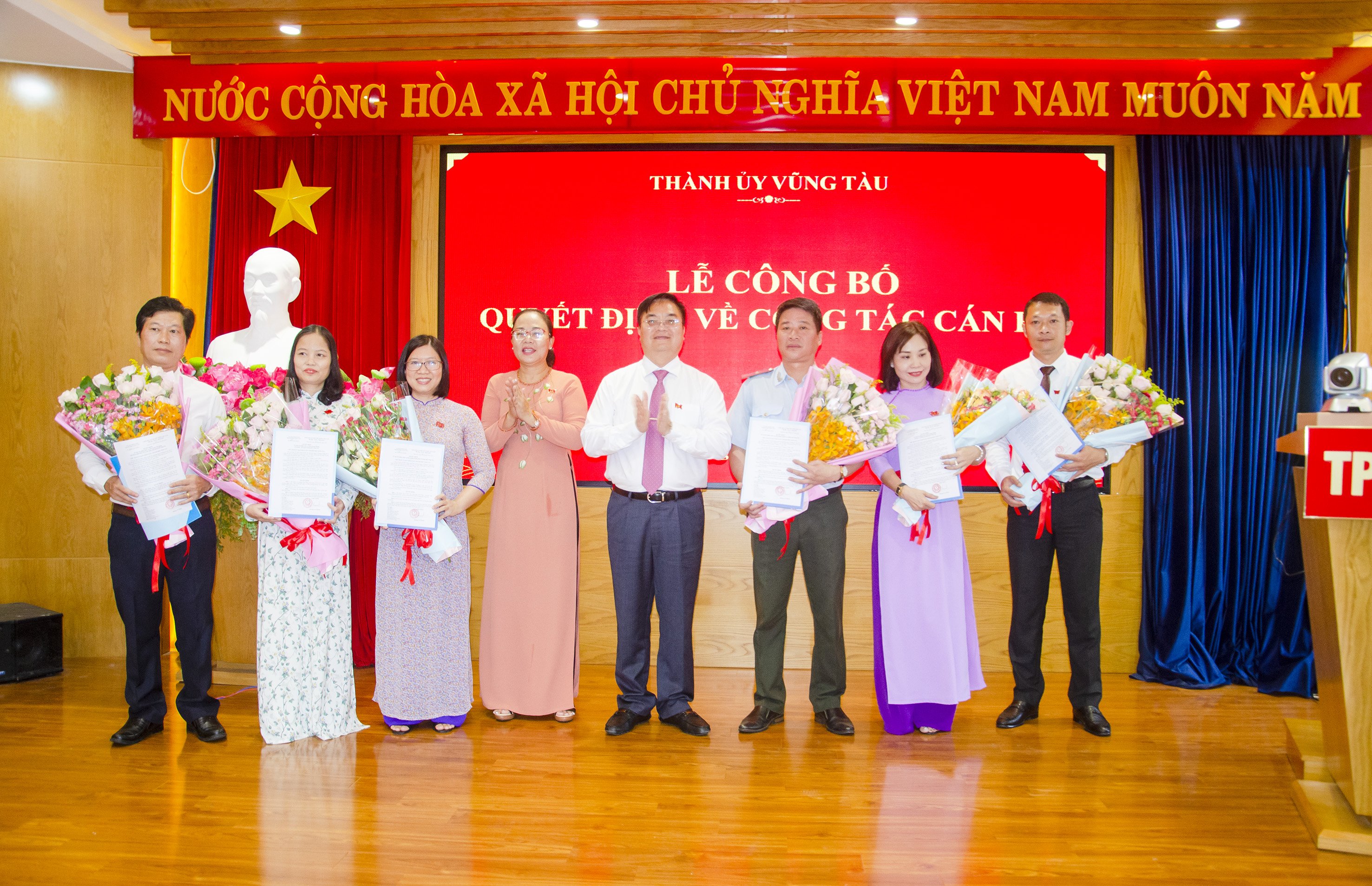 Lãnh đạo TP. Vũng Tàu trao các quyết định bổ nhiệm và tặng hoa chúc mừng lãnh đạo, quản lý cấp phó các phòng, ban, cơ quan của thành phố. 