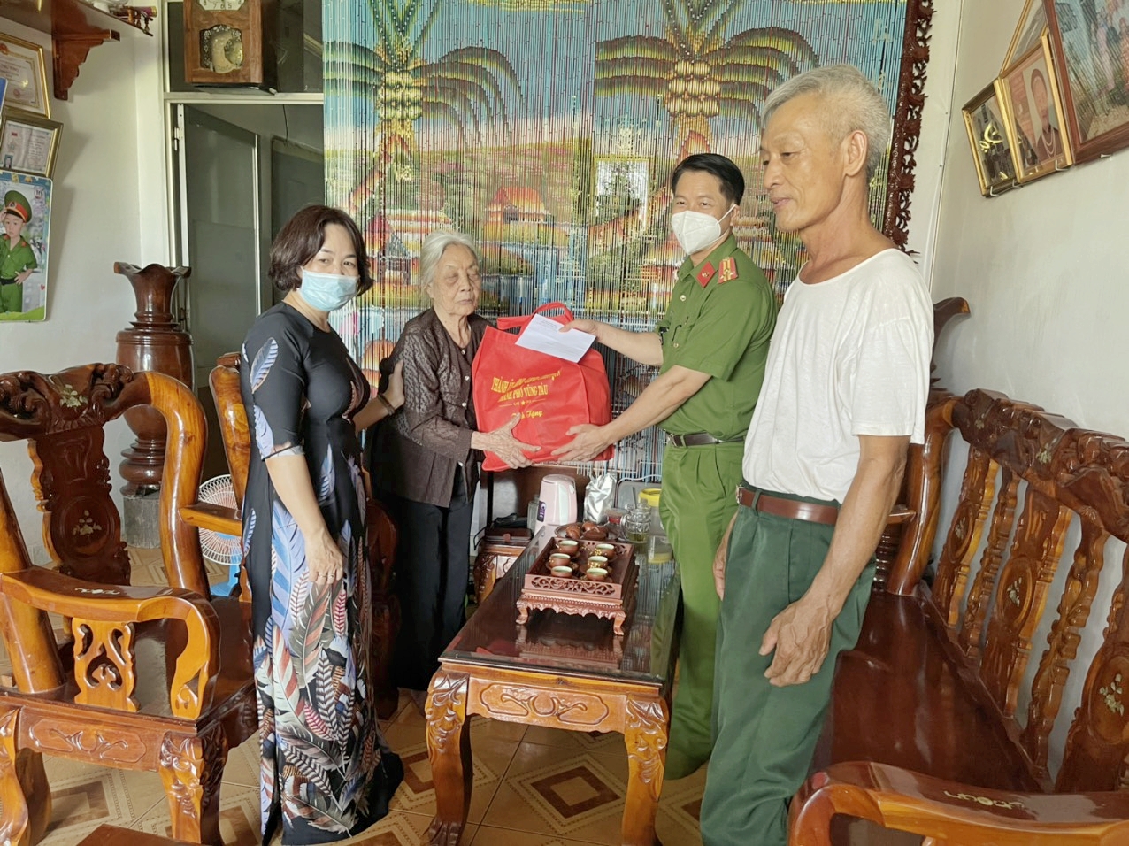 Đoàn do Thượng tá Nguyễn Văn Luyện, Trưởng Công an TP. Vũng Tàu làm Trưởng Đoàn đã đến thăm, tặng quà gia đình bà Lại Thị Phương, mẹ liệt sĩ (phường 10).