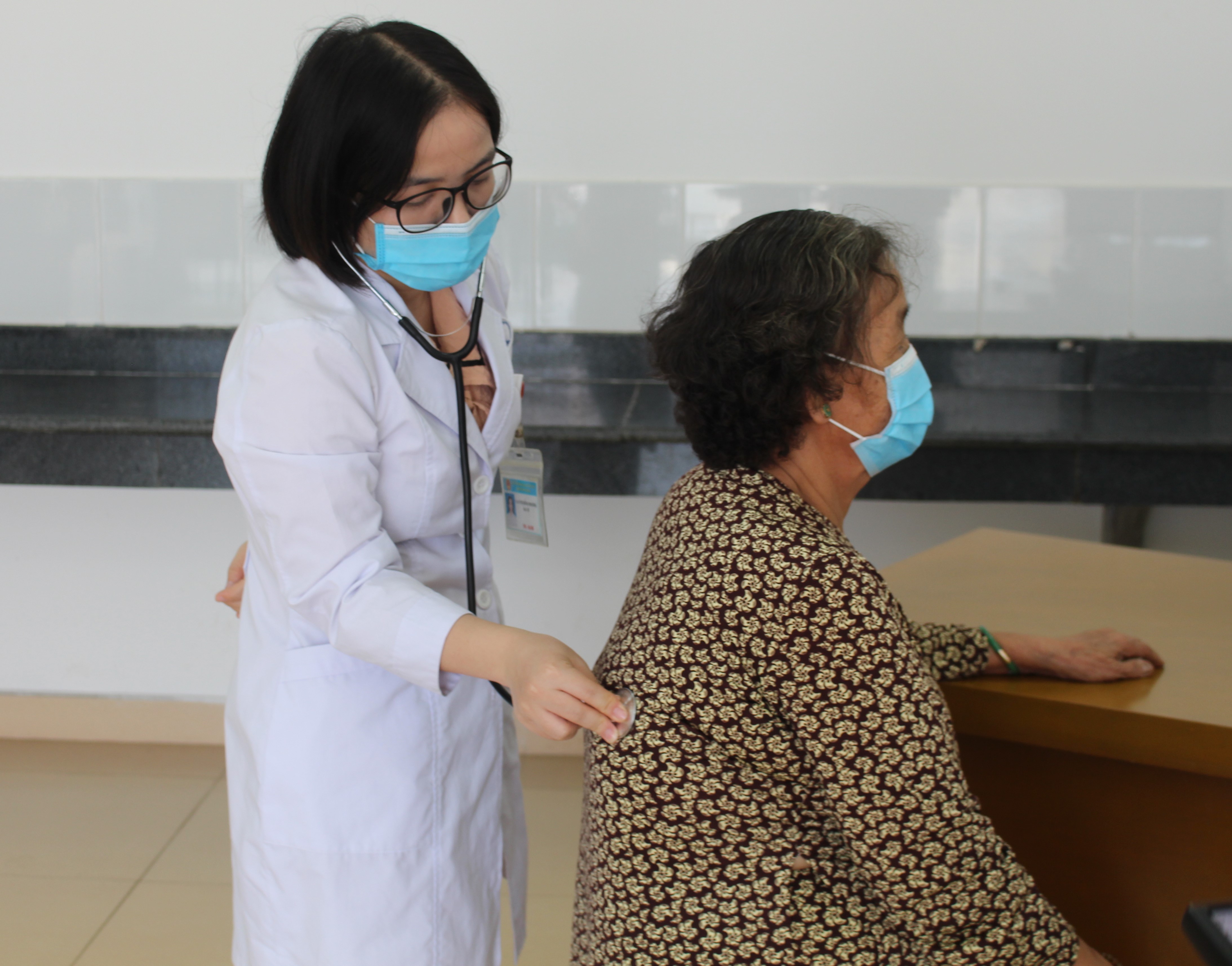 Bác sĩ Bệnh viện Bà Rịa khám cho bệnh nhân có biểu hiện hậu COVID-19.