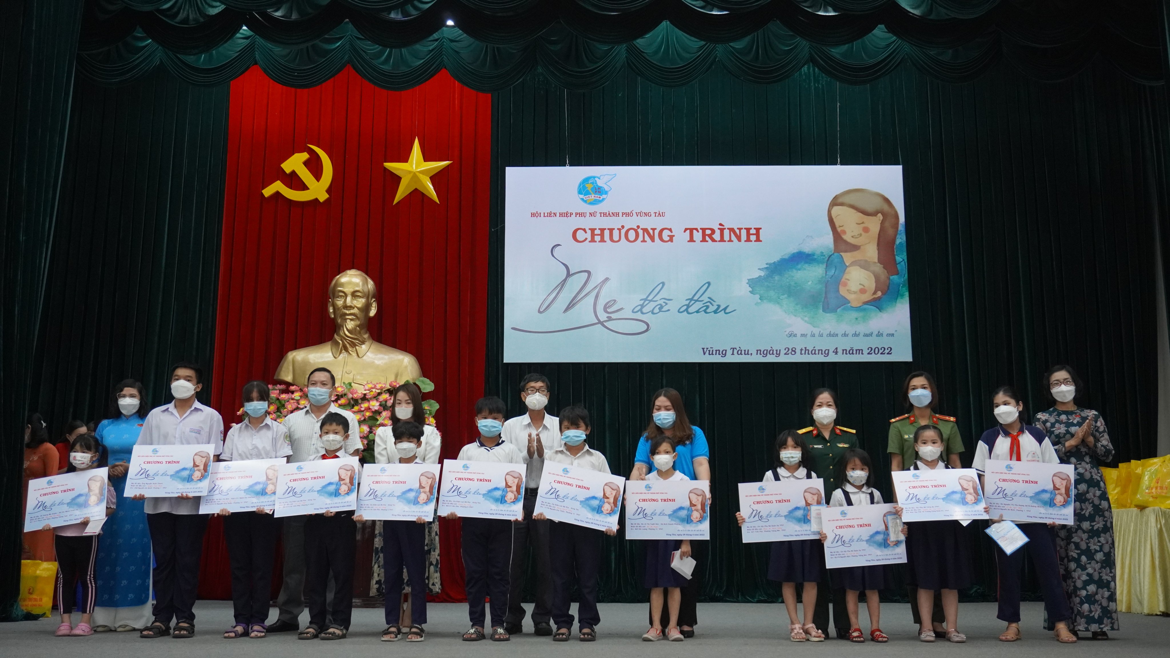 Đại diện Hội LHPN TP. Vũng Tàu và mẹ đỡ đầu trao bảng tượng trưng hỗ trợ tới các em mồ côi có hoàn cảnh khó khăn. 