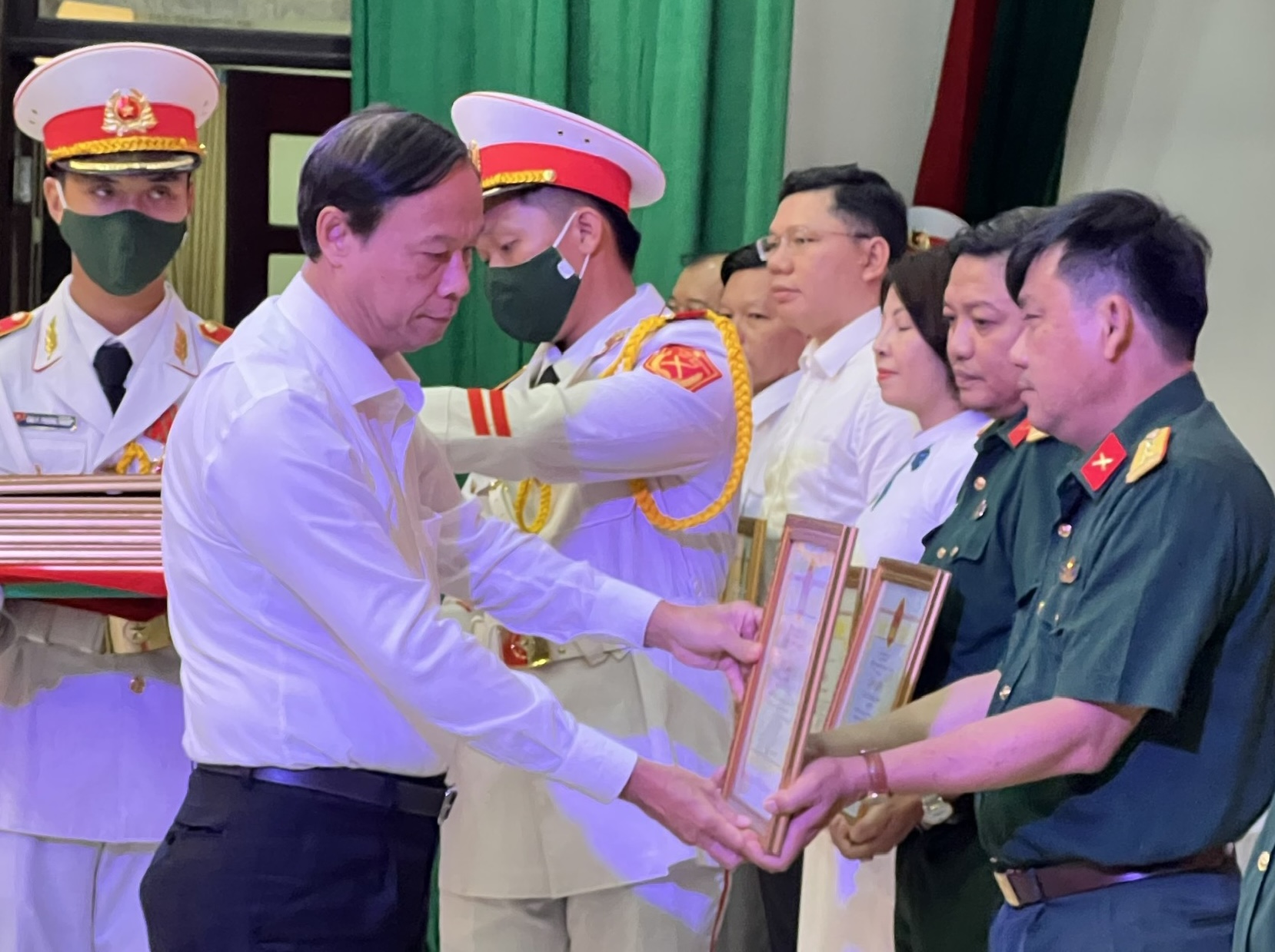 Ông Nguyễn Văn Thọ, Chủ tịch UBND tỉnh trao Bằng khen cho các cá nhân  có thành tích xuất sắc trong công tác tuyển quân năm 2022.