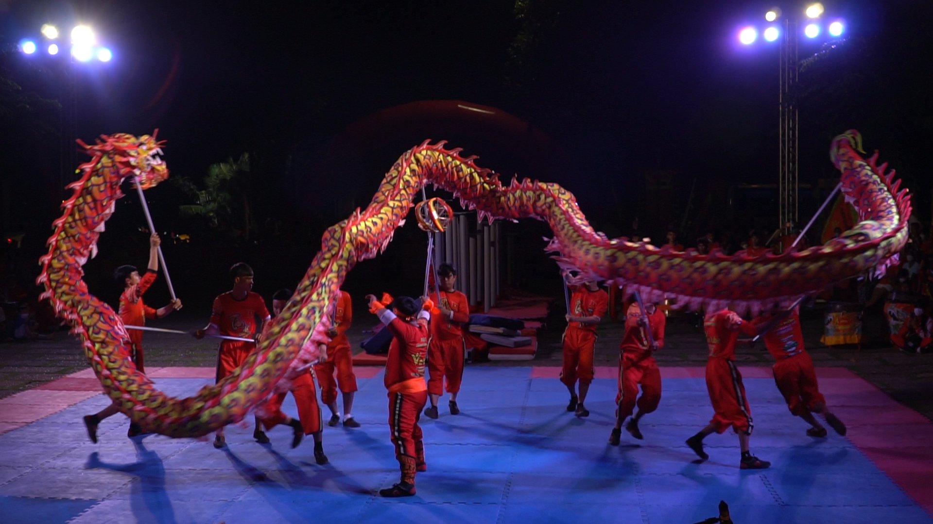 Tiết mục múa rồng tại giải. 