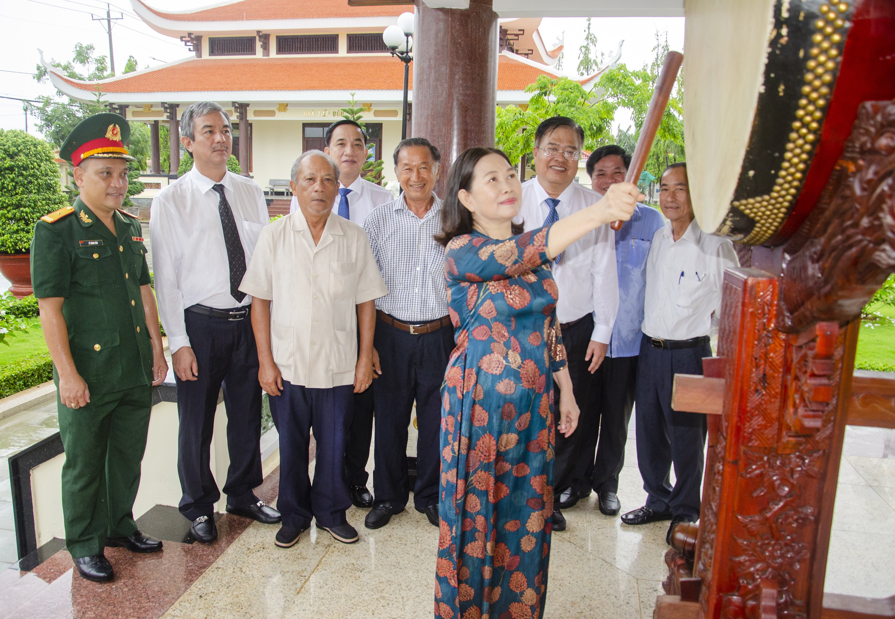 Bà Nguyễn Thị Yến, Phó Bí thư Thường trực Tỉnh ủy, Trưởng Đoàn ĐBQH tỉnh thực hiện nghi lễ khai trống tại Lễ viếng.