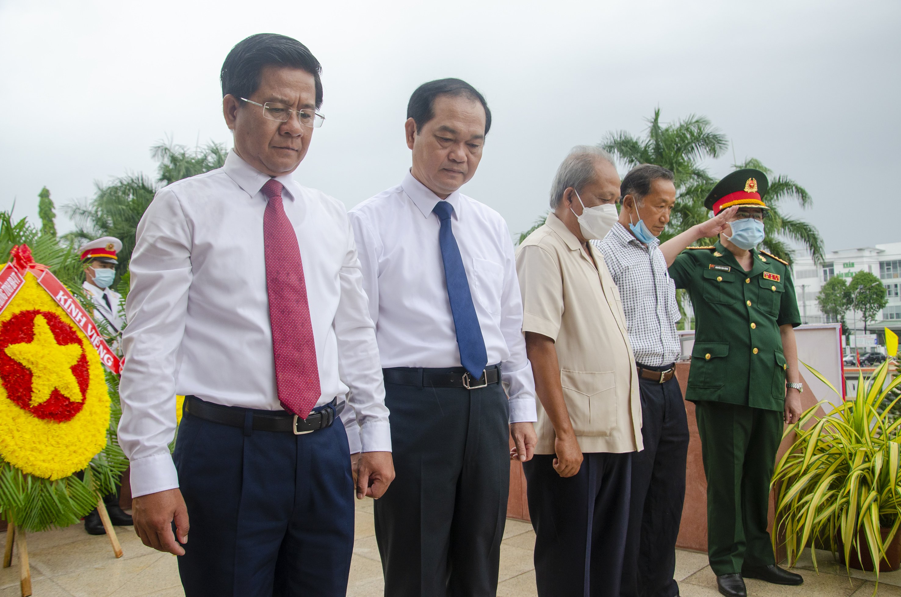 Các đại biểu mặc niệm tưởng nhớ công ơn các anh hùng liệt sĩ.