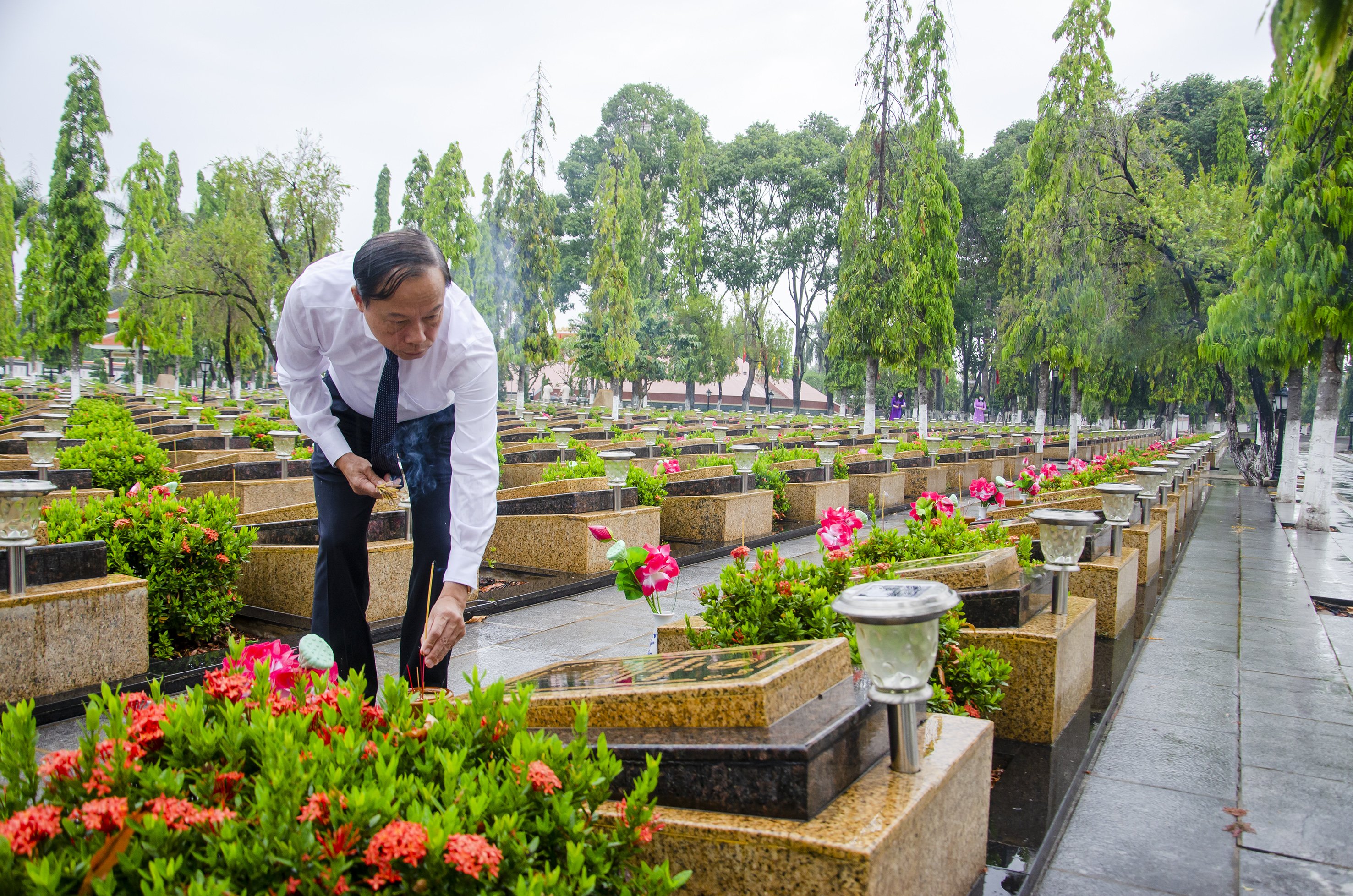 Ông Nguyễn Văn Thọ, Phó Bí thư Tỉnh ủy, Chủ tịch UBND tỉnh thắp hương tại các phần mộ liệt sĩ.