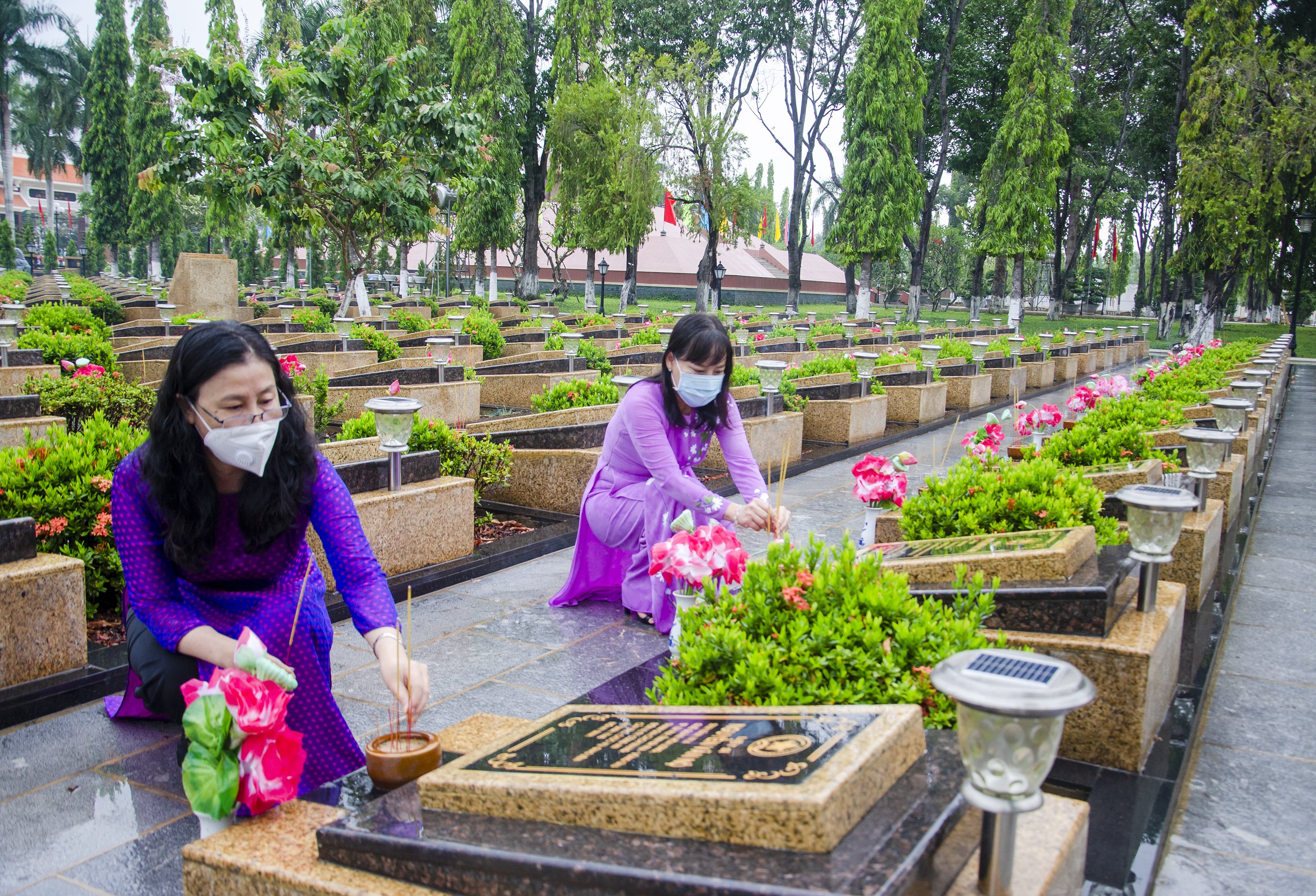 Các đại biểu thắp hương tại các phần mộ liệt sĩ.