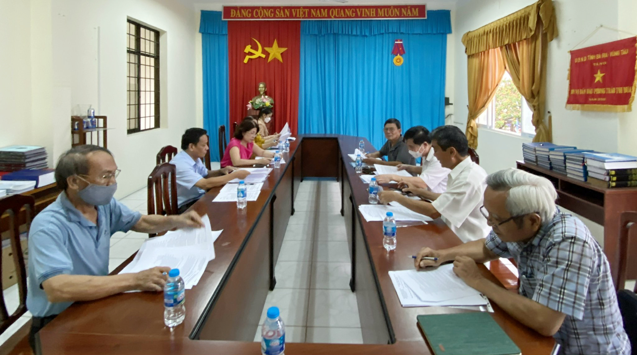 Quang cảnh cuộc họp. 