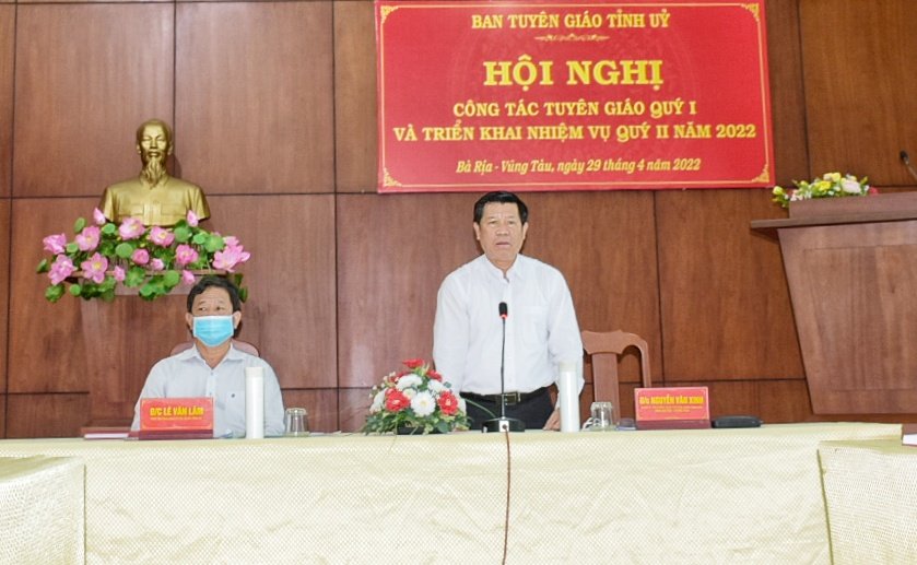 Ông Nguyễn Văn Xinh, Ủy viên Ban Thường vụ Tỉnh ủy, Trưởng Ban Tuyên giáo Tỉnh ủy và ông Lê Văn Lâm, Phó Trưởng Ban Tuyên giáo Tỉnh ủy, chủ trì hội nghị,