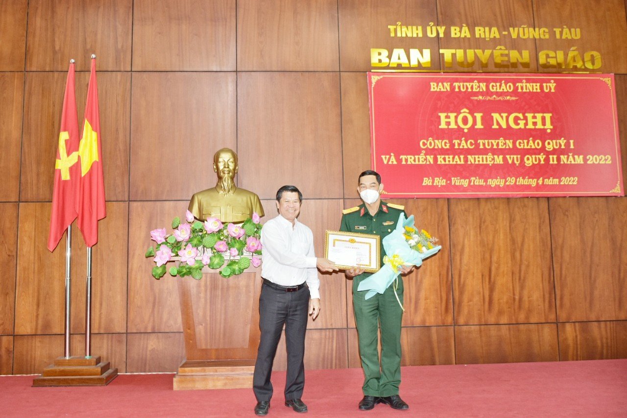 Ông Nguyễn Văn Xinh, Ủy viên Ban Thường vụ Tỉnh ủy, Trưởng Ban Tuyên giáo Tỉnh ủy tặng Giấy khen cho Thiếu tá Bùi Lâm Triều, Bộ CHQS tỉnh BR-VT vì đã có thành tích xuất sắc tại Hội thi chung khảo toàn quốc báo cáo viên, tuyên truyền viên giỏi tuyên truyền Nghị quyết Đại hội XIII của Đảng và Nghị quyết Đại hội Đảng bộ các cấp nhiệm kỳ 2020 – 2025.