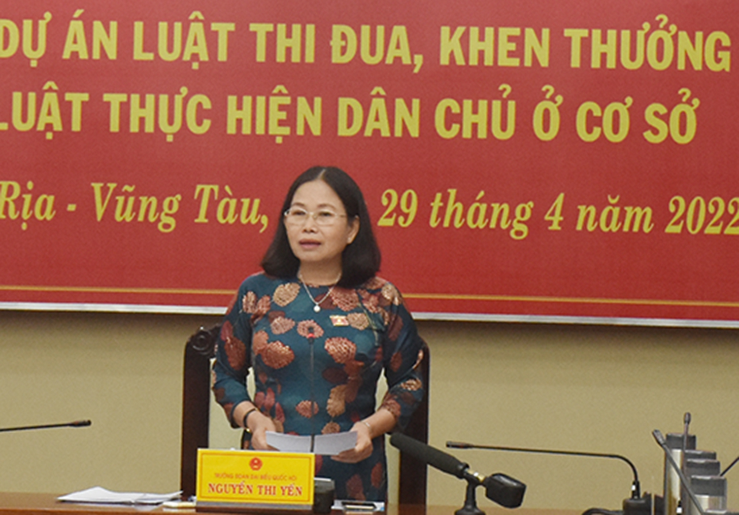 Bà Nguyễn Thị Yến, Phó Bí thư Thường trực Tỉnh ủy, Trưởng Đoàn ĐBQH tỉnh phát biểu ý kiến tại hội nghị.