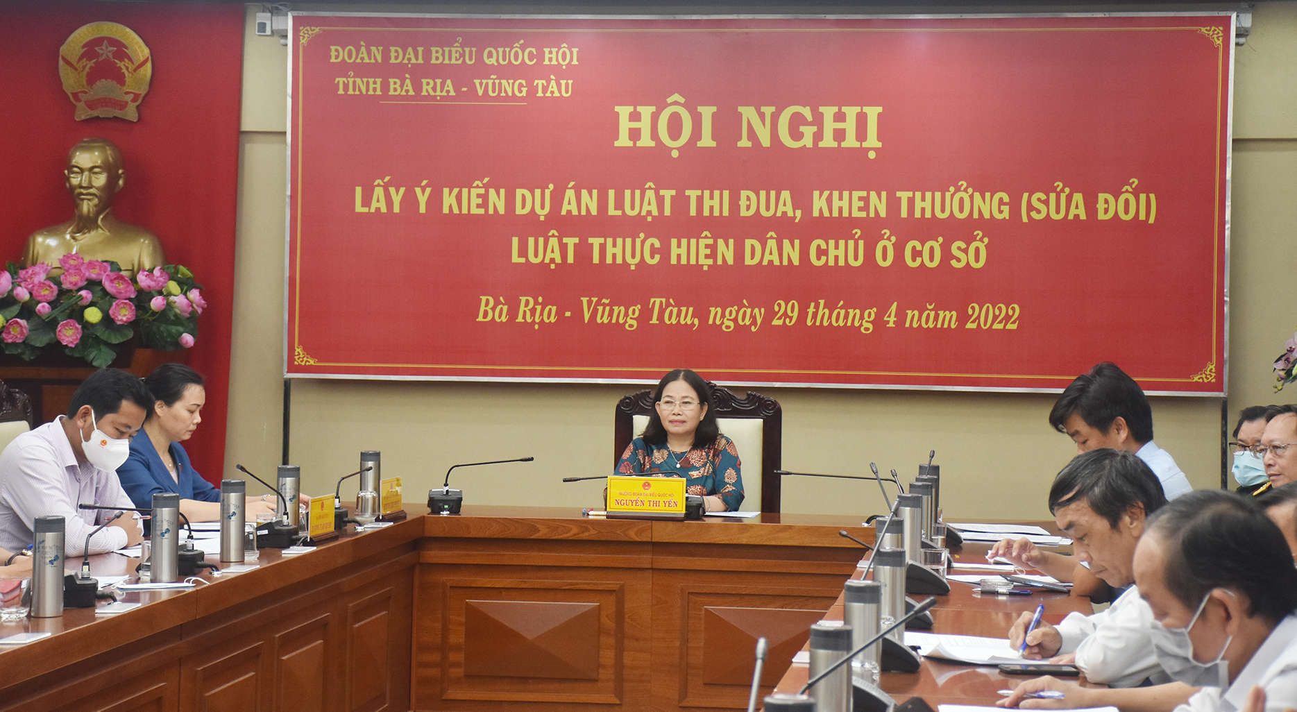 Bà Nguyễn Thị Yến, Phó Bí thư Thường trực Tỉnh ủy, Trưởng Đoàn ĐBQH tỉnh chủ trì hội nghị.