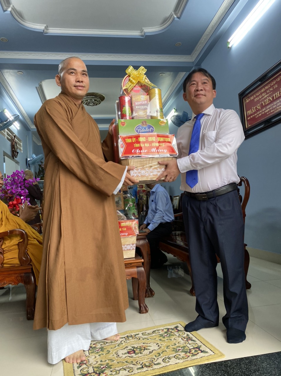 Ông Trần Tuấn Lĩnh, Ủy viên Ban Thường vụ, Trưởng Ban Nội chính Tỉnh ủy tặng quà chúc mừng đại diện Ban Trị sự GHPGVN TP. Vũng Tàu