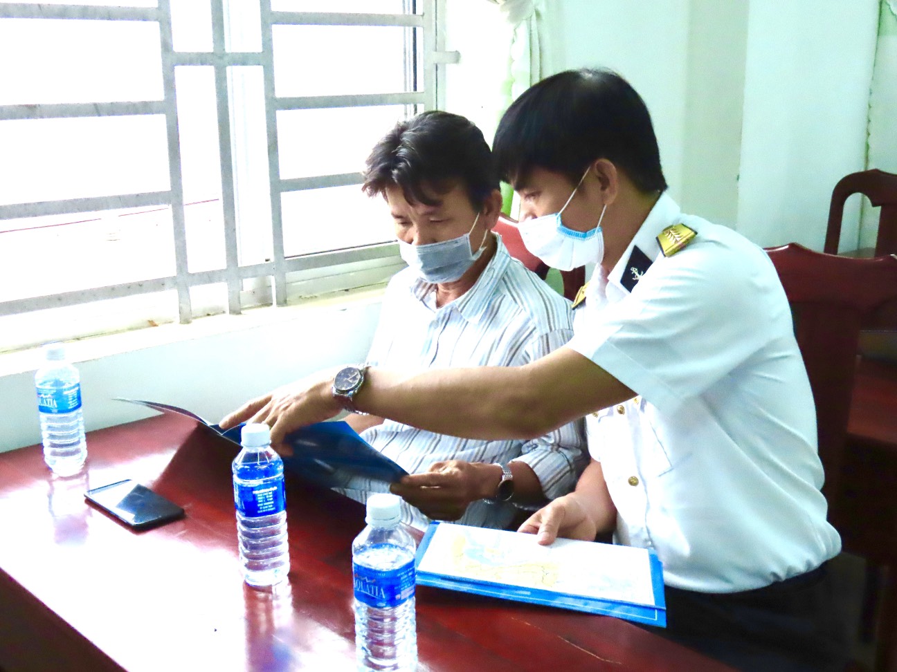 Cán bộ Lữ đoàn 171 hướng dẫn một số thông tin liên quan đến tuyển sinh vào học viện Hải quân năm 2022 cho cán bộ, đảng viên xã Xuân Sơn, huyện Châu Đức.