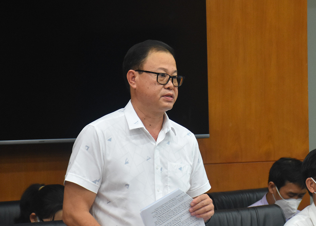 Ông Tạ Minh Phong, Phó Bí thư Thường trực Thị ủy Phú Mỹ nêu giải pháp xử lý các vi phạm trong lĩnh vực quản lý đất đai, xây dựng trái phép.