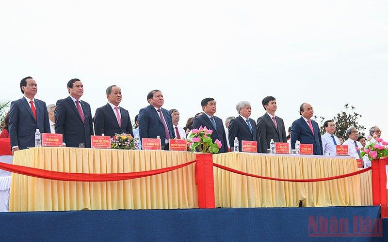 Lãnh đạo Đảng, Nhà nước dự Lễ thượng cờ.