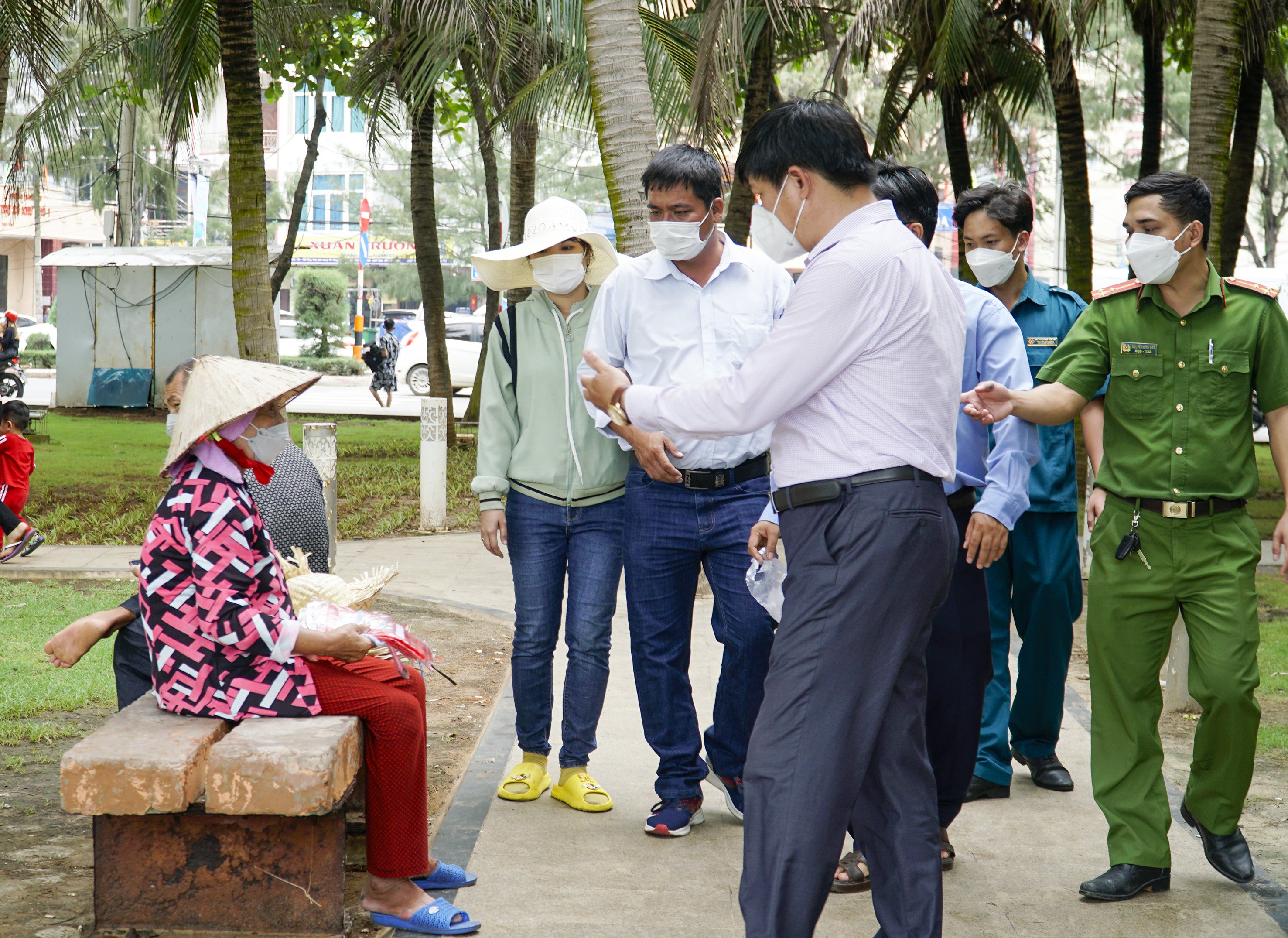 Lực lượng chức năng phường Thắng Tam ra quân bảo đảm an ninh trật tự, vệ sinh môi trường.