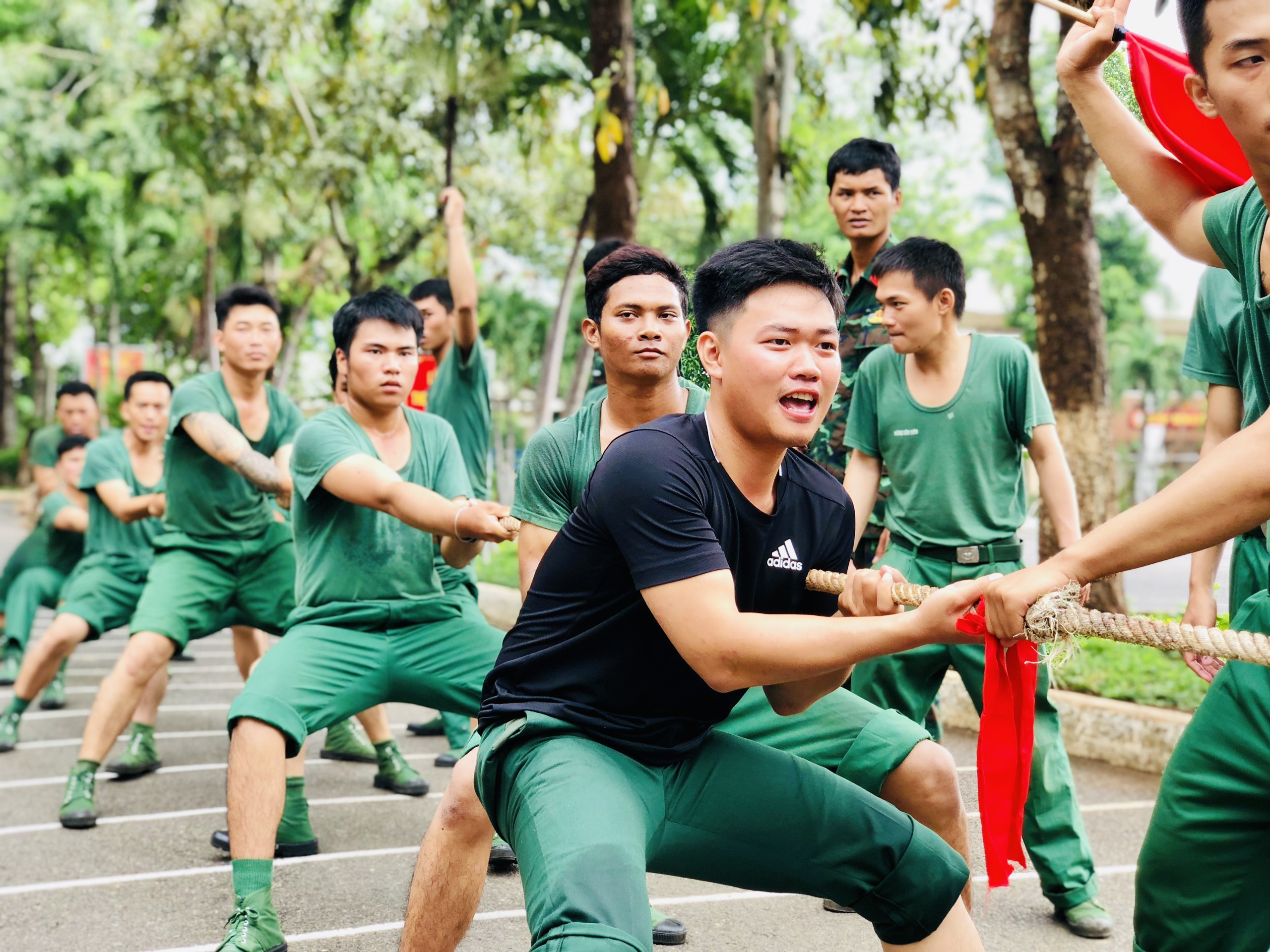 Các chiến sĩ thi kéo co.