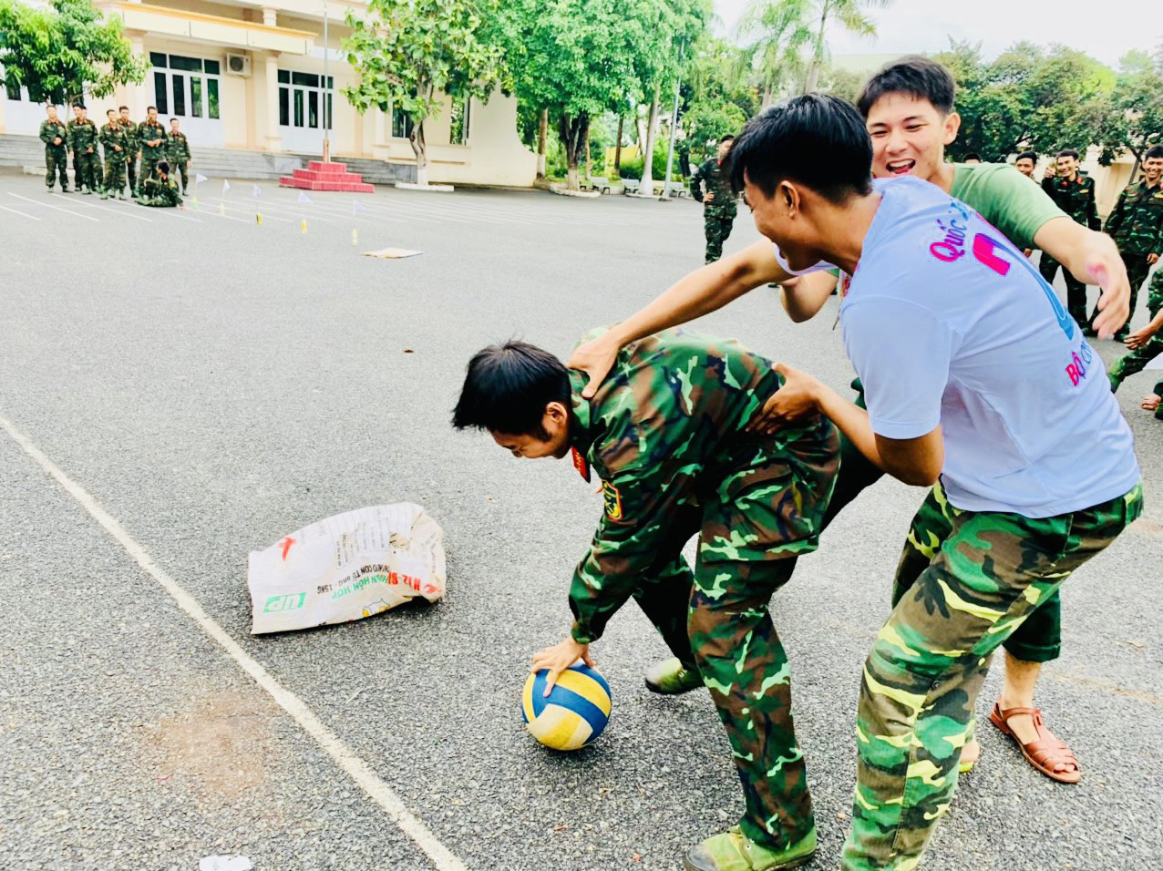 Phần thi cướp bóng.
