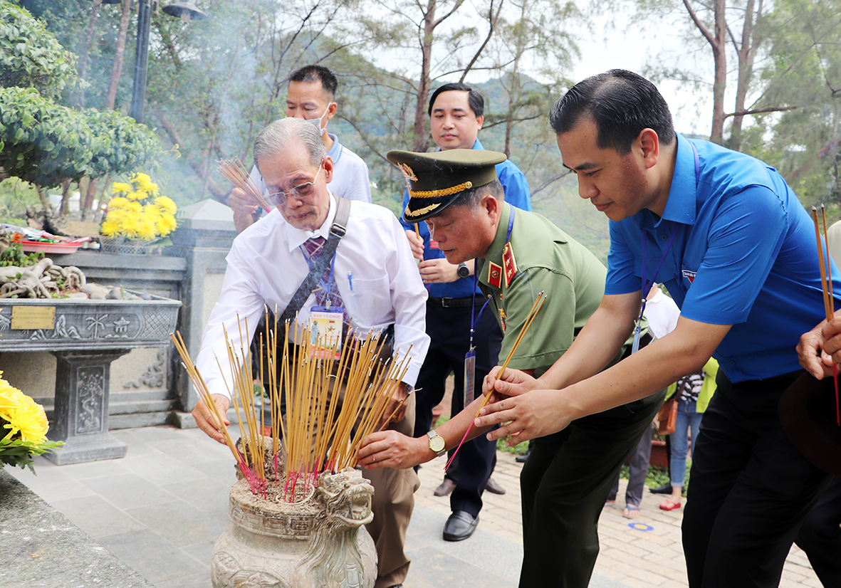 Các đại biểu dâng hương tưởng niệm tại mộ cố Tổng Bí thư Lê Hồng Phong.