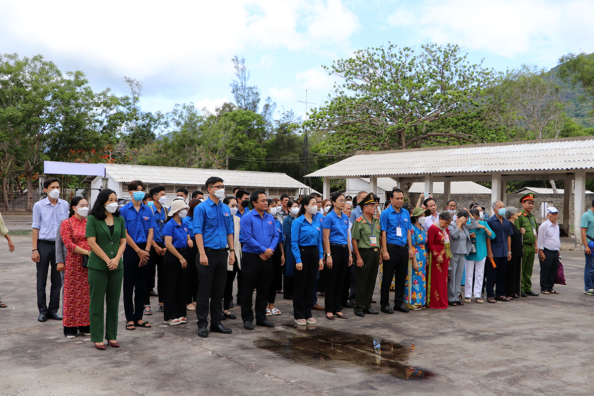 Các đại biểu, cựu tù Côn Đảo, cựu tù kháng chiến; cán bộ viên chức, lực lượng vũ trang, đoàn viên thanh niên tưởng niệm các chiến sĩ cách mạng đã hy sinh tại trại tù 1-6B Côn Đảo.