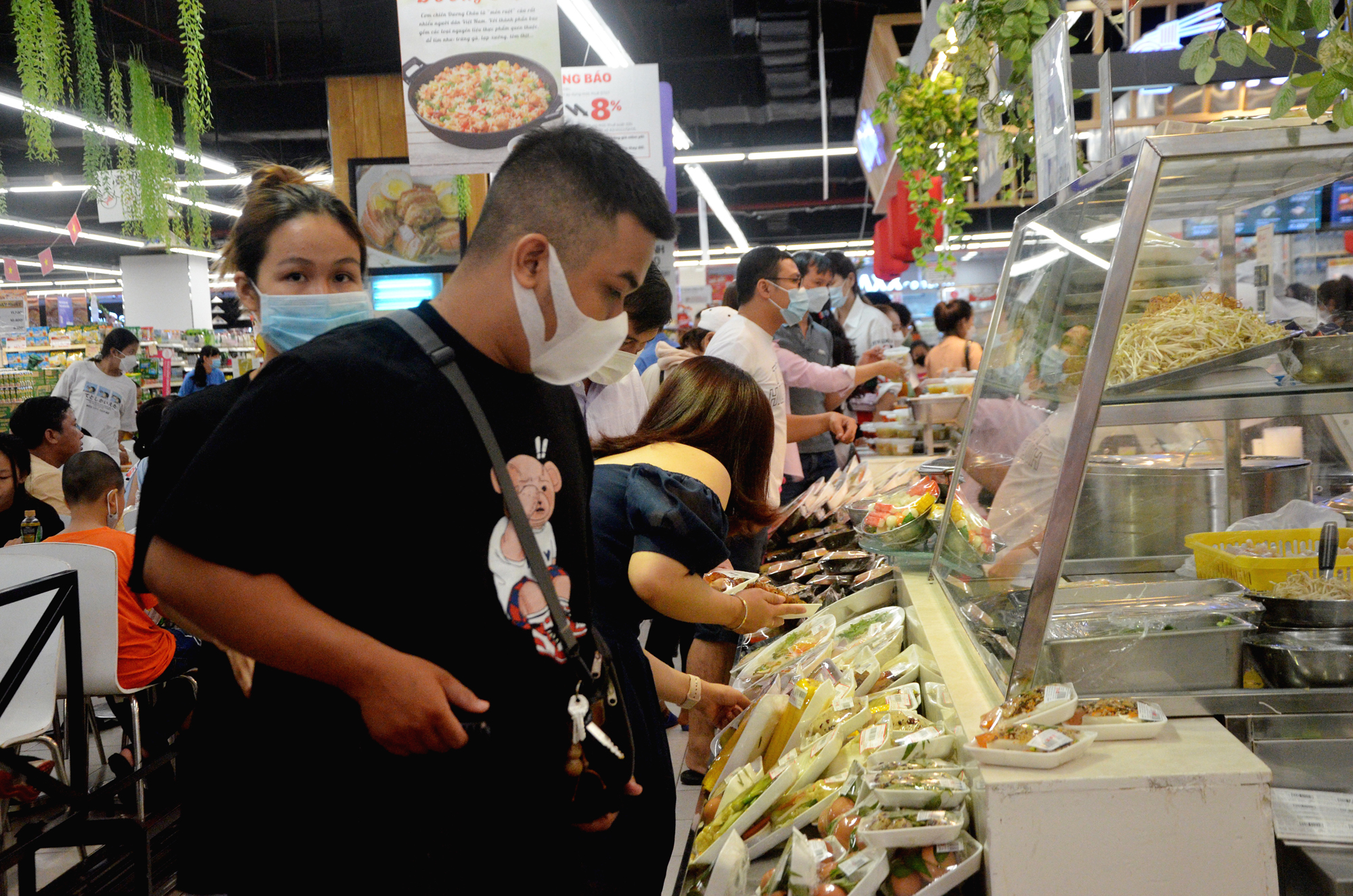 Người dân mua thức ăn nhanh tại Lotte Mart Vũng Tàu sáng 30/4.