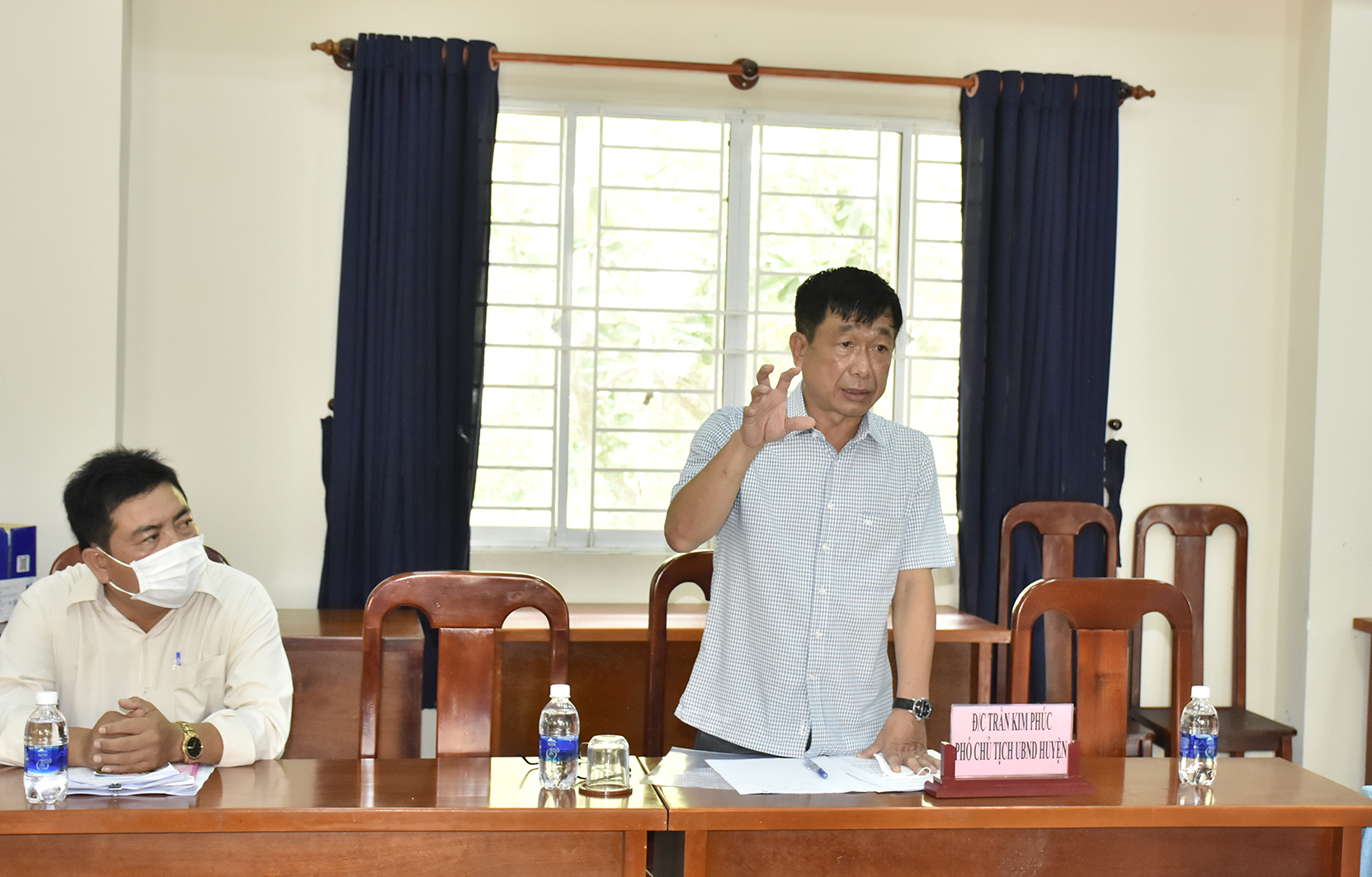 Ông Trần Kim Phúc, Phó Chủ tịch UBND huyện Long Điền báo cáo về thực trạng bãi tắm công cộng Long Hải tại buổi làm việc.