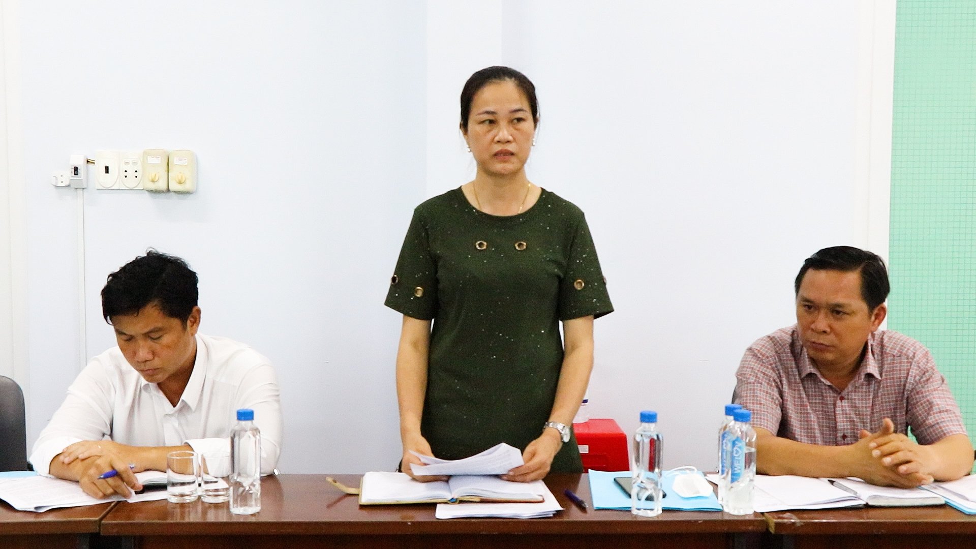 Bà Lê Thị Phương, Giám đốc BQL các KDL huyện Xuyên Mộc báo cáo tình hình du lịch ngày 30/4 với Chủ tịch UBND tỉnh.