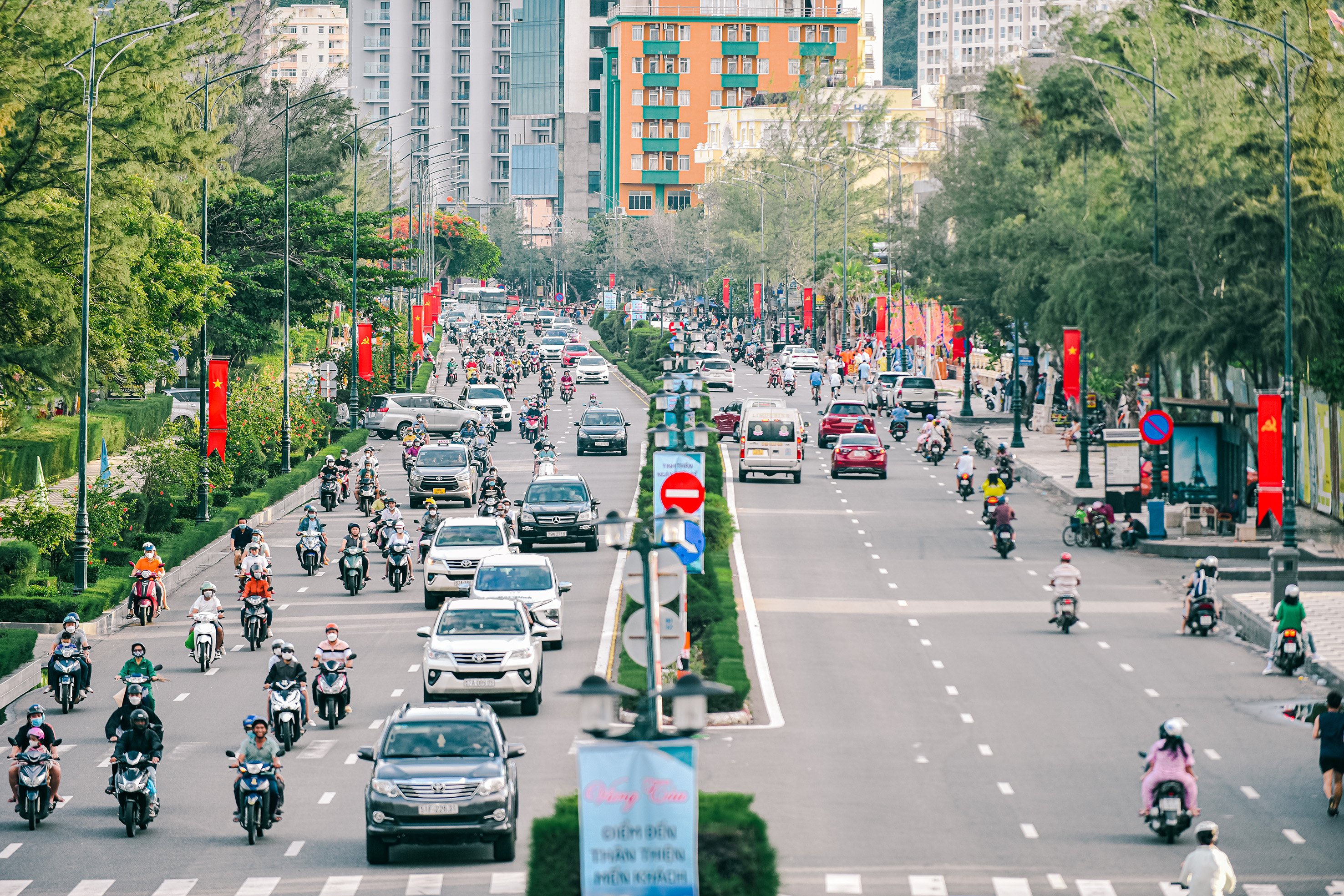 Lưu lượng phương tiện di chuyển đông trên tuyến đường Thùy Vân, Bãi Sau nhưng không xảy ra tình trạng kẹt xe cục bộ. Ảnh: THÁI NGÔ