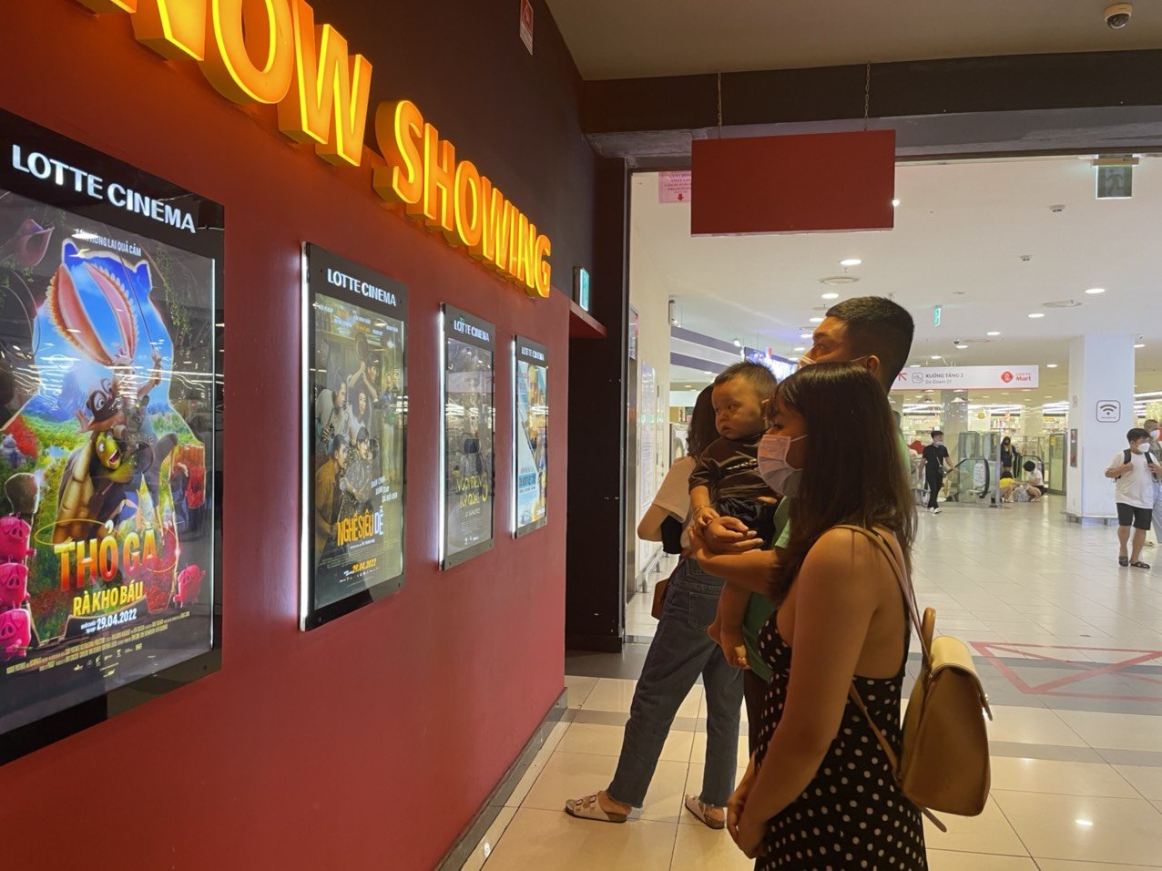 Khách tham khảo các phim đang khởi chiếu tại Rạp Lotte Cinema Vũng Tàu.