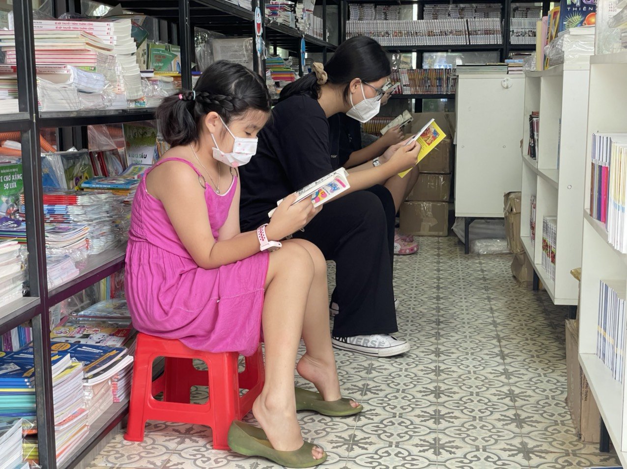 Trẻ em đọc sách tại Đường sách Vũng Tàu (Công viên Bãi Trước, TP. Vũng Tàu).