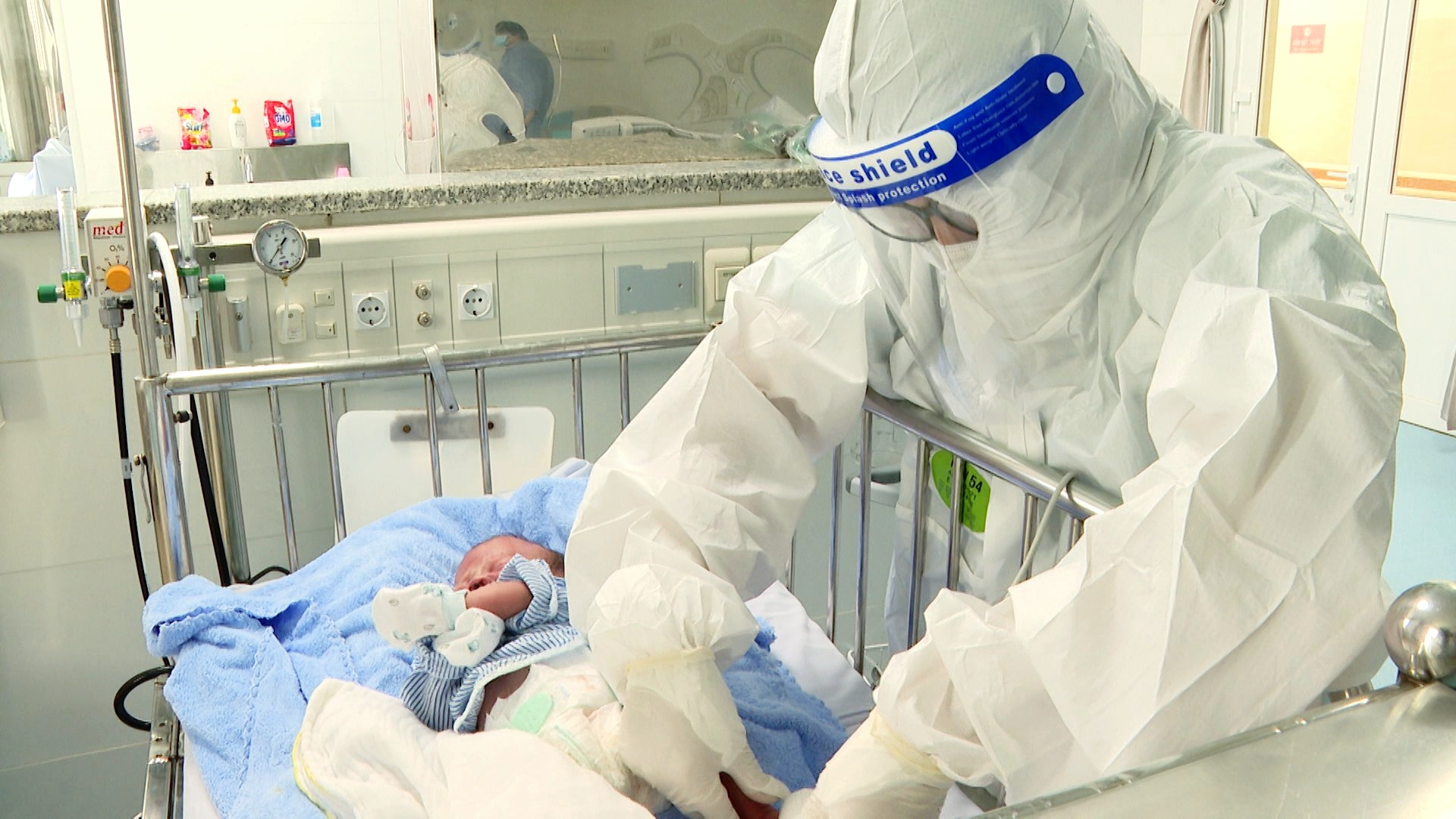 Bác sĩ kiểm tra sức khỏe cho một trường hợp trẻ sơ sinh nhiễm COVID-19 điều trị tại Cơ sở 4 - BV Vũng Tàu