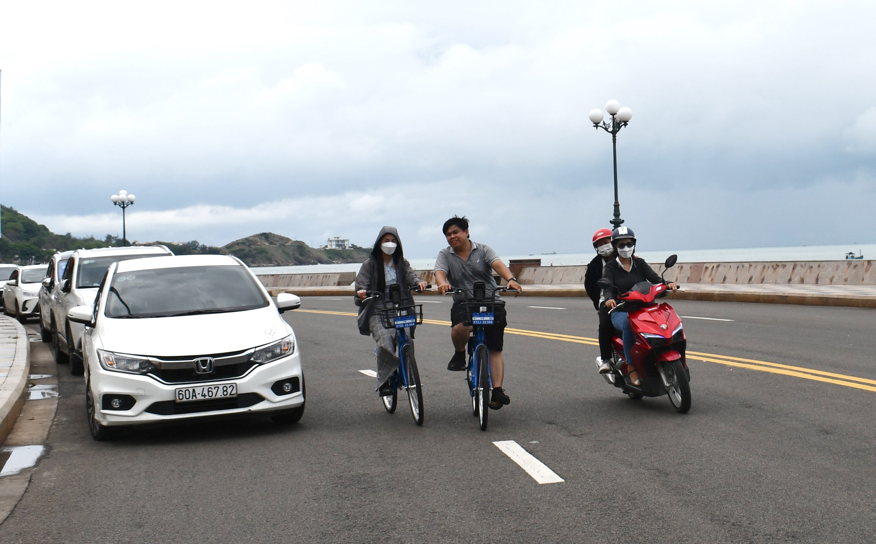 Du khách thích thú trải nghiệm dịch vụ xe đạp công cộng di chuyển trong nội thành TP. Vũng Tàu.