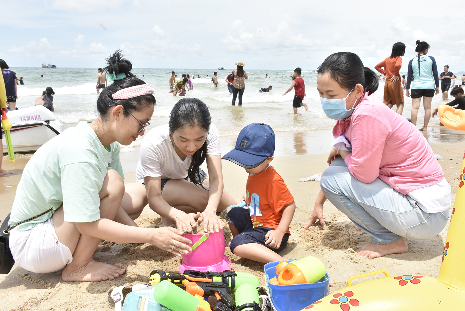 Chị Trần Thị Lan Phương, ở thị trấn Phước Bửu, huyện Xuyên Mộc (bìa phải) cùng gia đình vui chơi tại bãi tắm ngã tư Hồ Tràm.