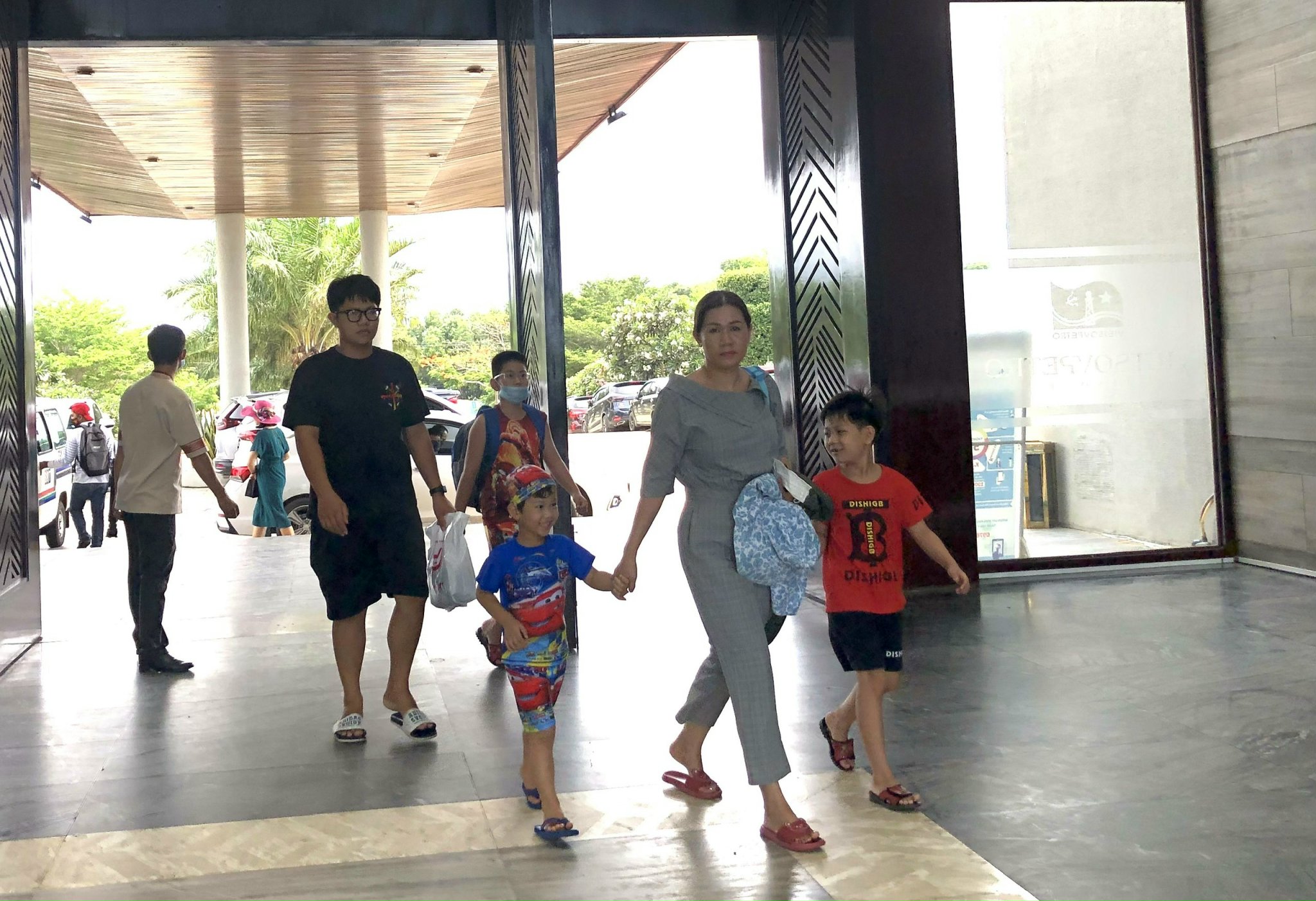 Du khách đến Vietsovpetro Resort trong ngày 1/5.