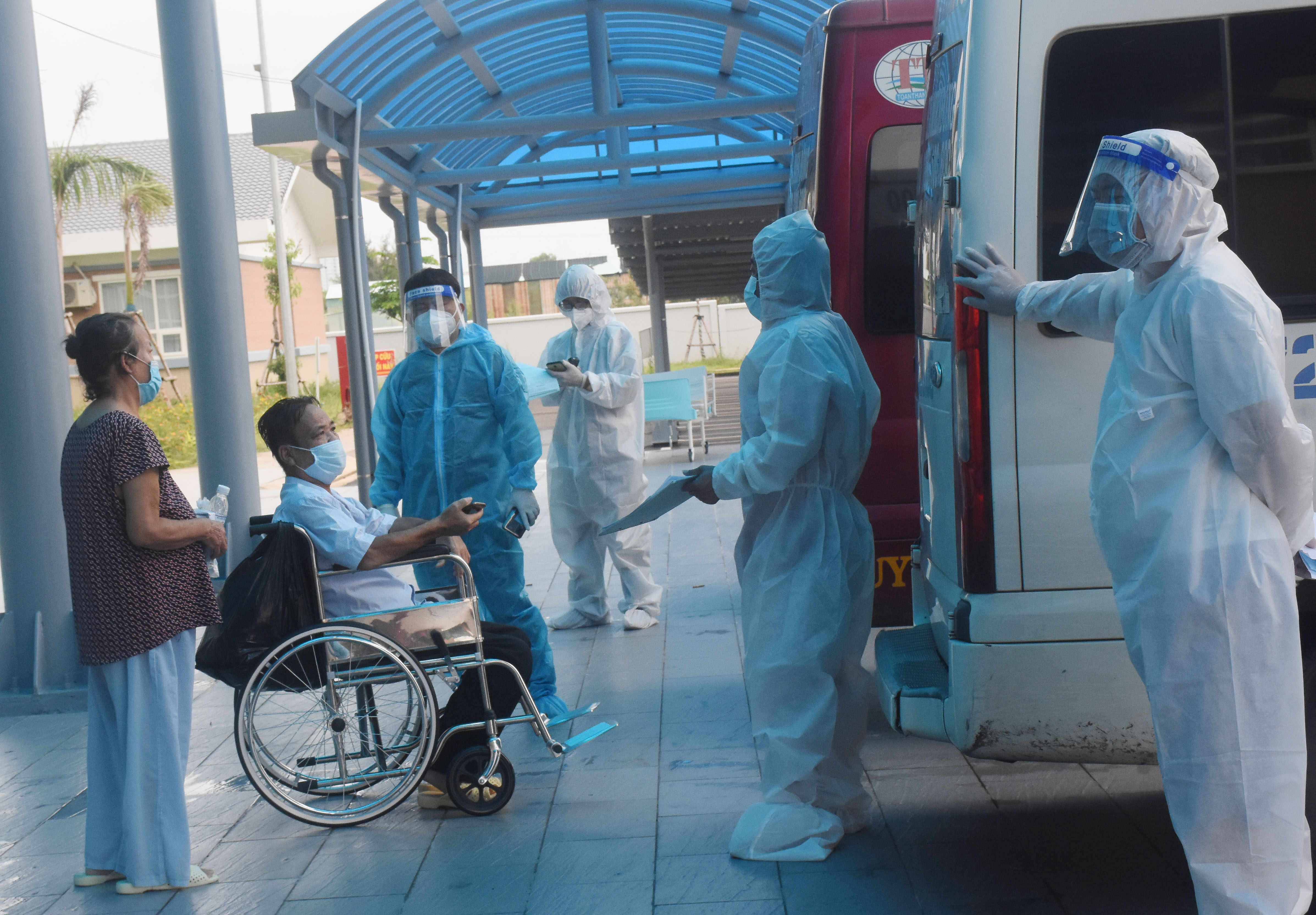 Bệnh nhân COVID-19 điều trị tại Cơ sở 4 - BV Vũng Tàu xuất viện lên xe trở về nhà.