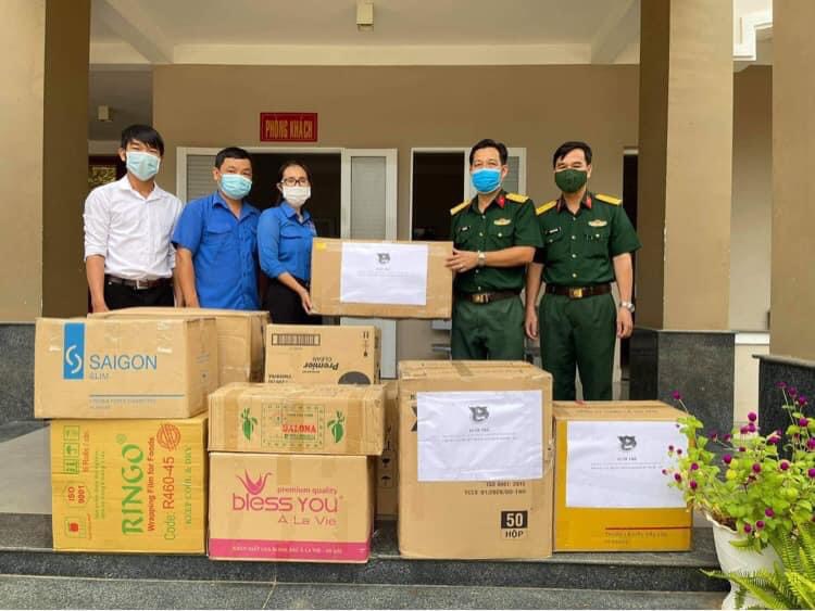 Thượng tá Võ Văn Hiền, Chỉ huy trưởng Ban CHQS huyện Long Điền tiếp nhận kính chắn giọt bắn  từ nhà hảo tâm.